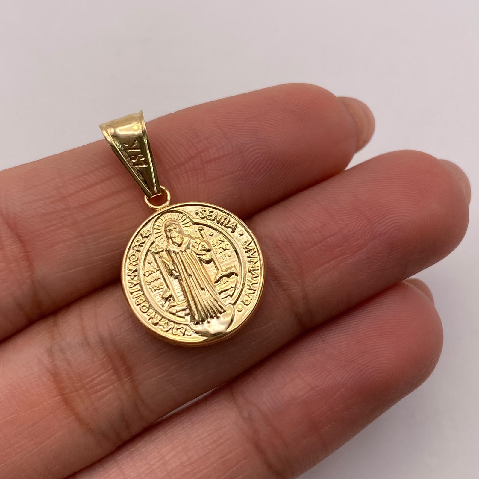 Dije San benito Oro amarillo 18k 1,21 Gr / 16,1 mm / 2,6 Cm