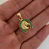 Dije herradura con caballo y circones verdes  Oro amarillo 18k 2,65 Gr / 2,4 mm / 14,3 Cm