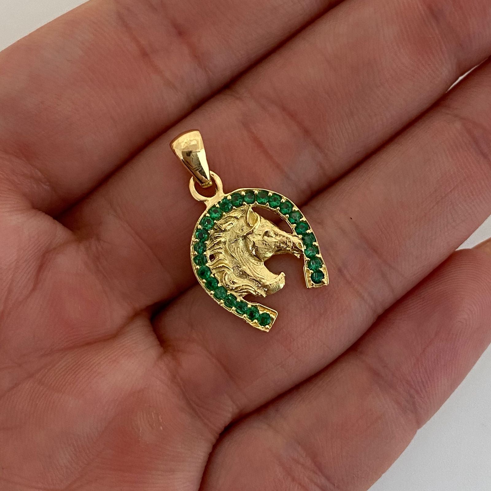 Dije herradura con caballo y circones verdes  Oro amarillo 18k 2,65 Gr / 2,4 mm / 14,3 Cm