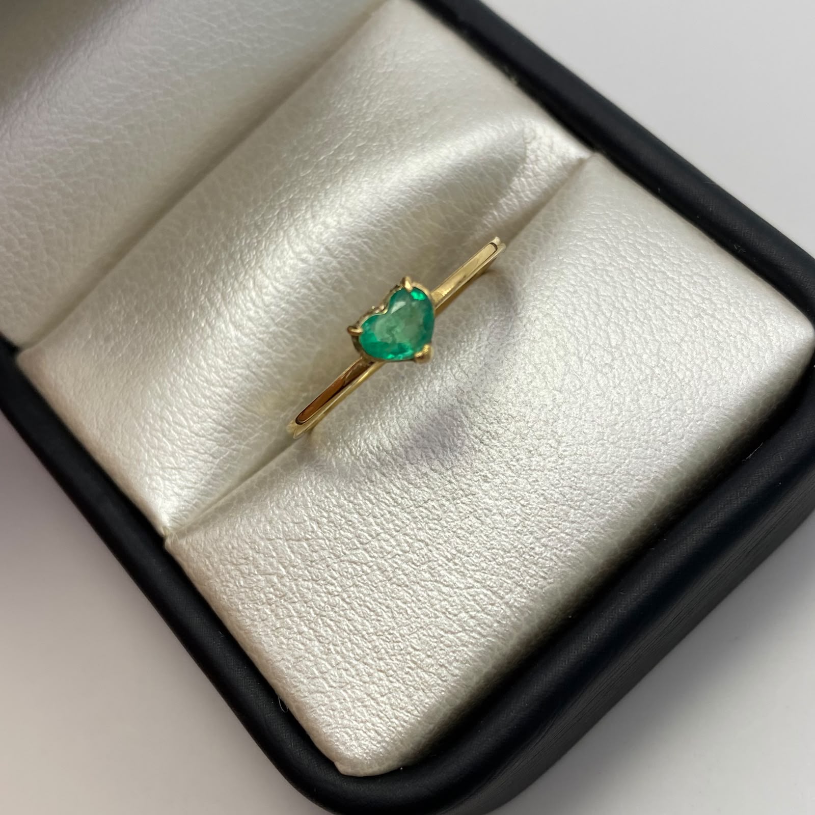 Anillo solitario corazon esmeralda 0.25qt Oro amarillo / Talla 7 3/4 / 1,4 Gr