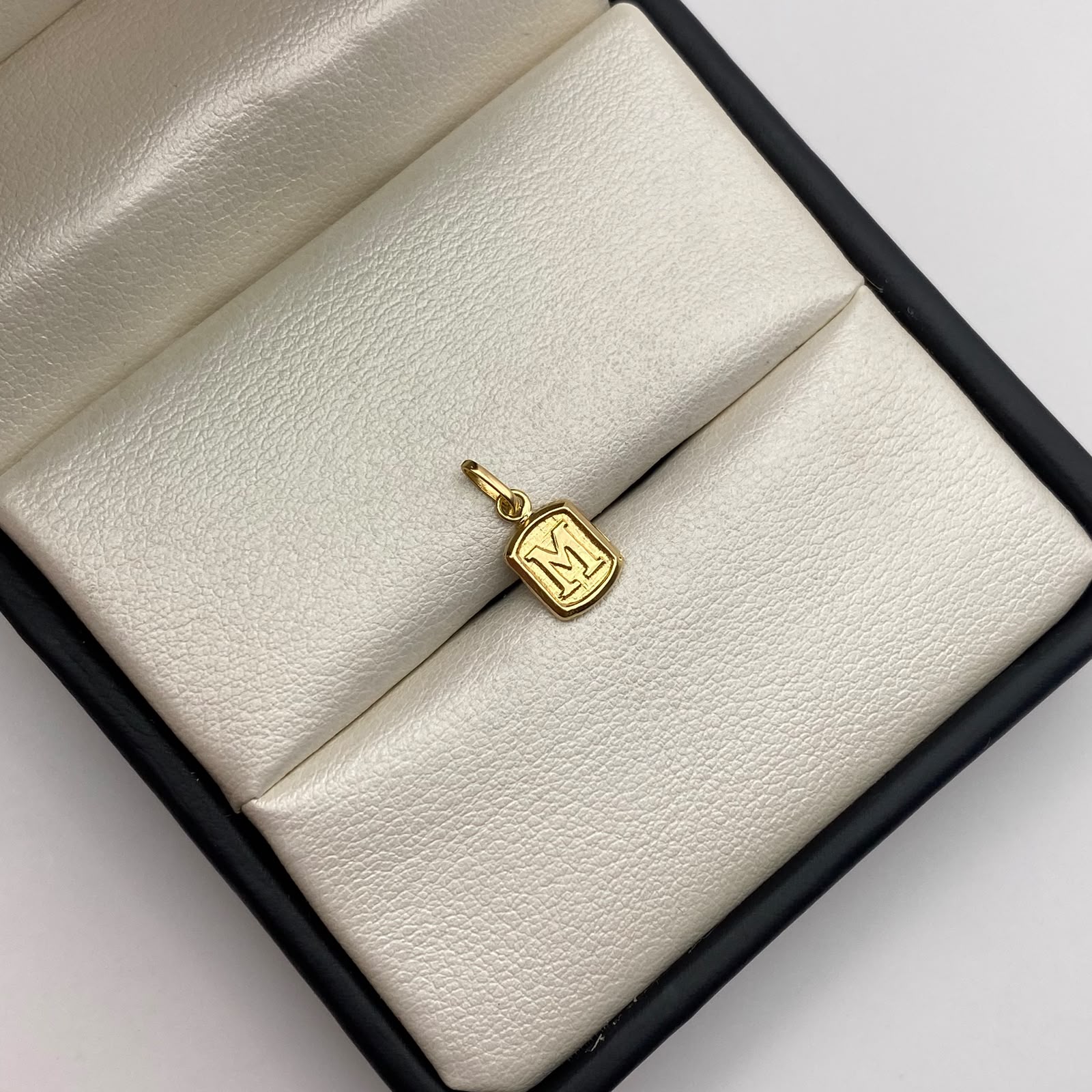 Dije letra M  Oro amarillo 18k 0,35 Gr / 6,8 mm / 1,3 Cm