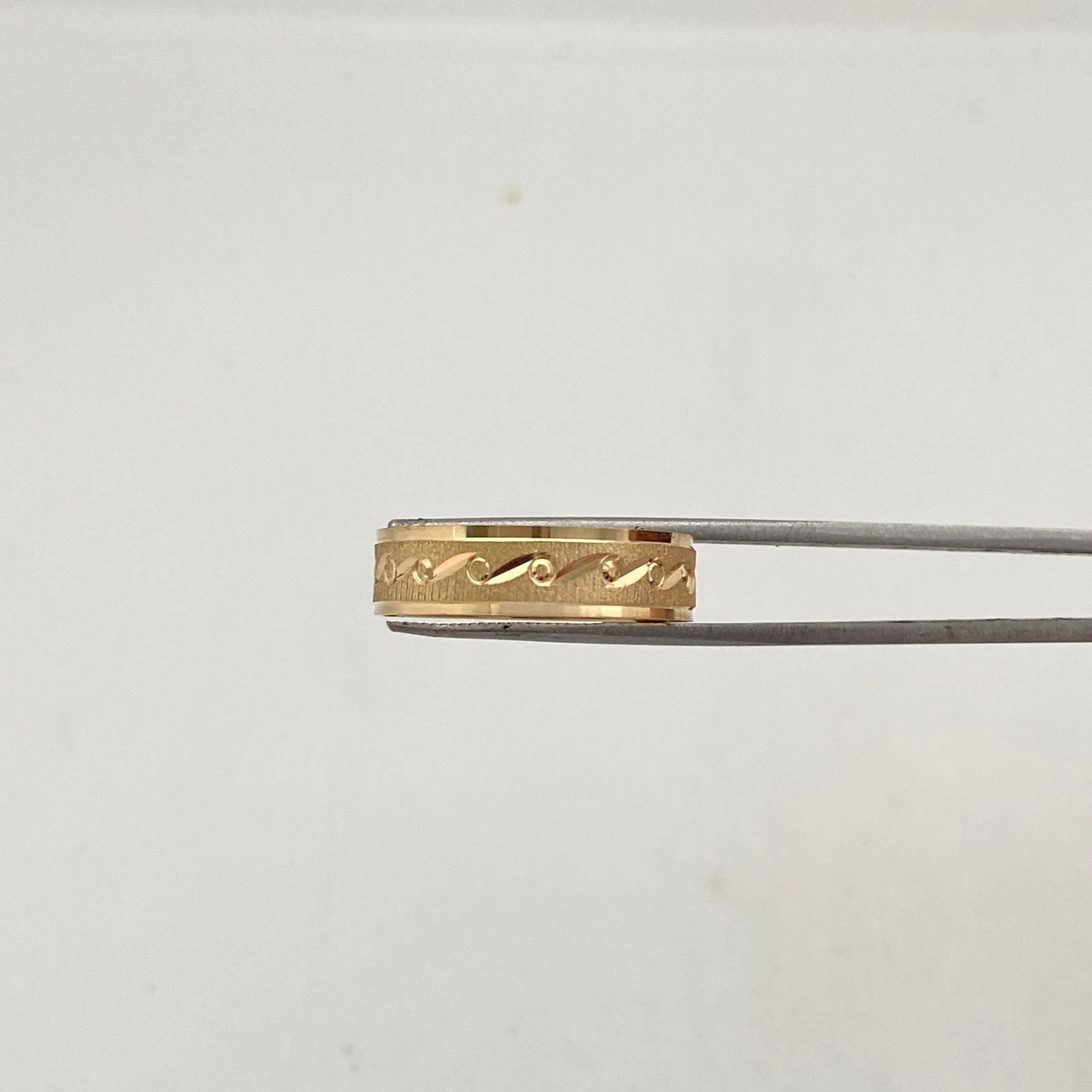 Anillo argolla diamantada  Oro amarillo 18k / Talla 12 1/4 / 2,8 Gr