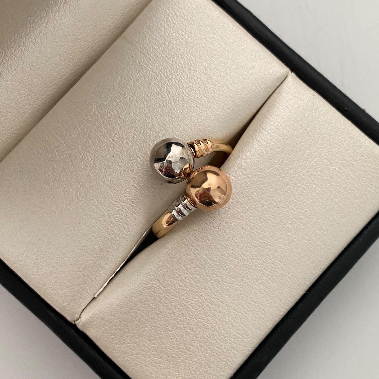 Anillo Tu y Yo Tres oros 18k / Talla 8 1/2 / 2,1 Gr / 3,1 mm