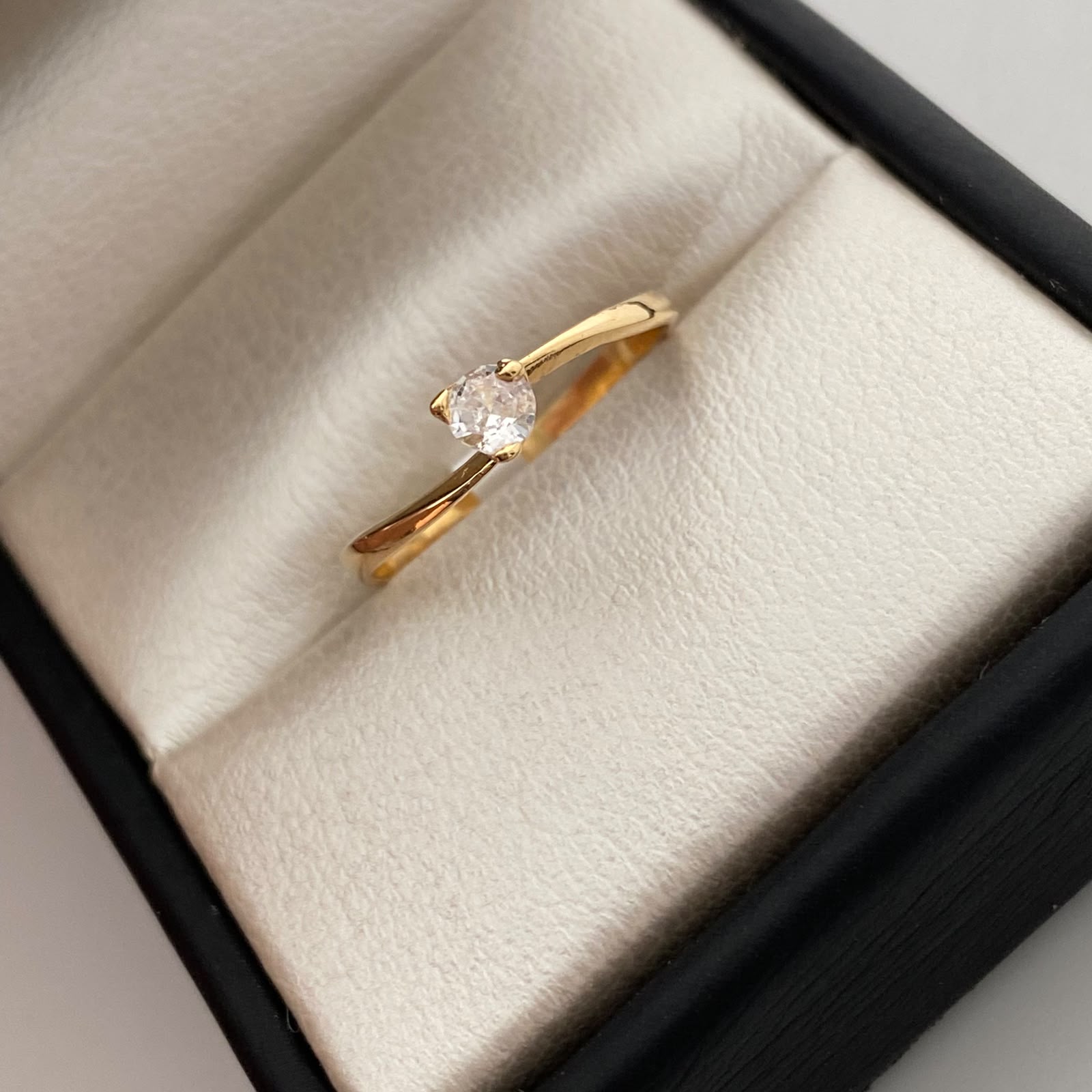 Anillo Solitario Oro amarillo 18k / Talla 7 / 1,2 Gr / 1,9 mm