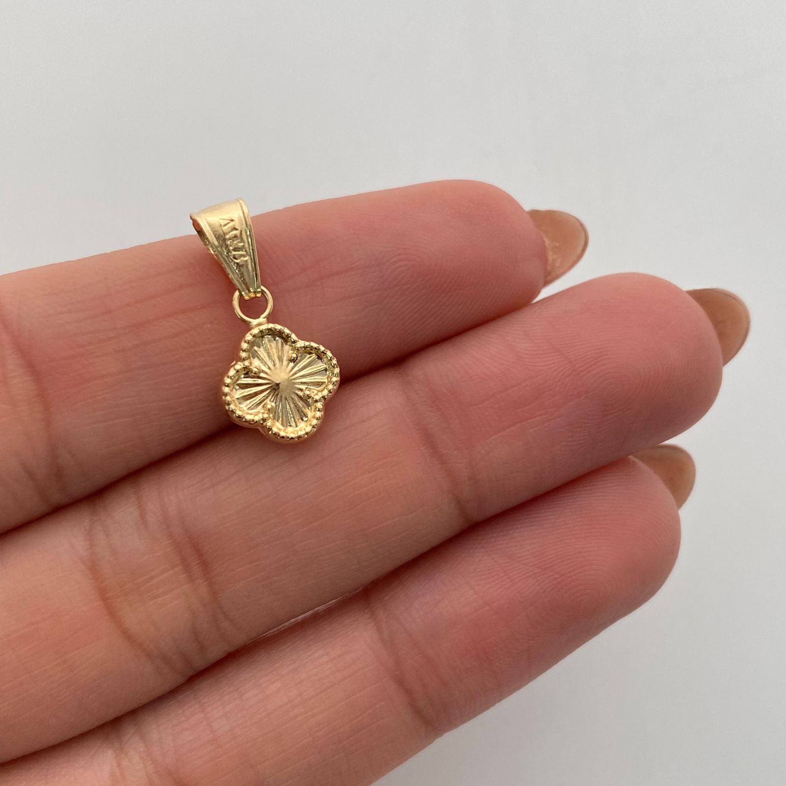 Dije Trebol Diamantado Oro amarillo 18k 0,55 Gr / 9,3 mm / 1,6 Cm