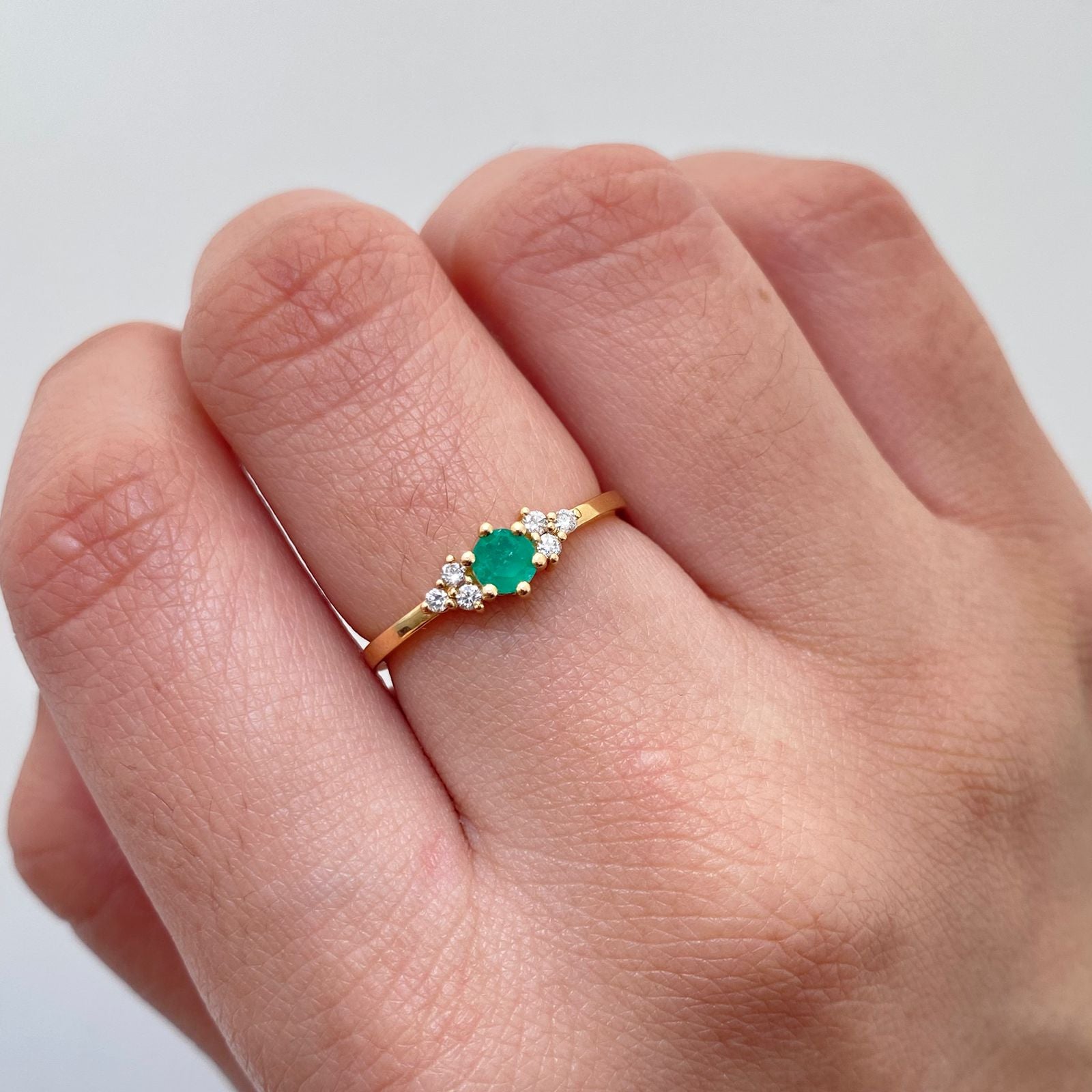 Anillo solitario centro esmeralda lateral diamantes Oro amarillo 18k / Talla 7 1/4 / 1,95 Gr