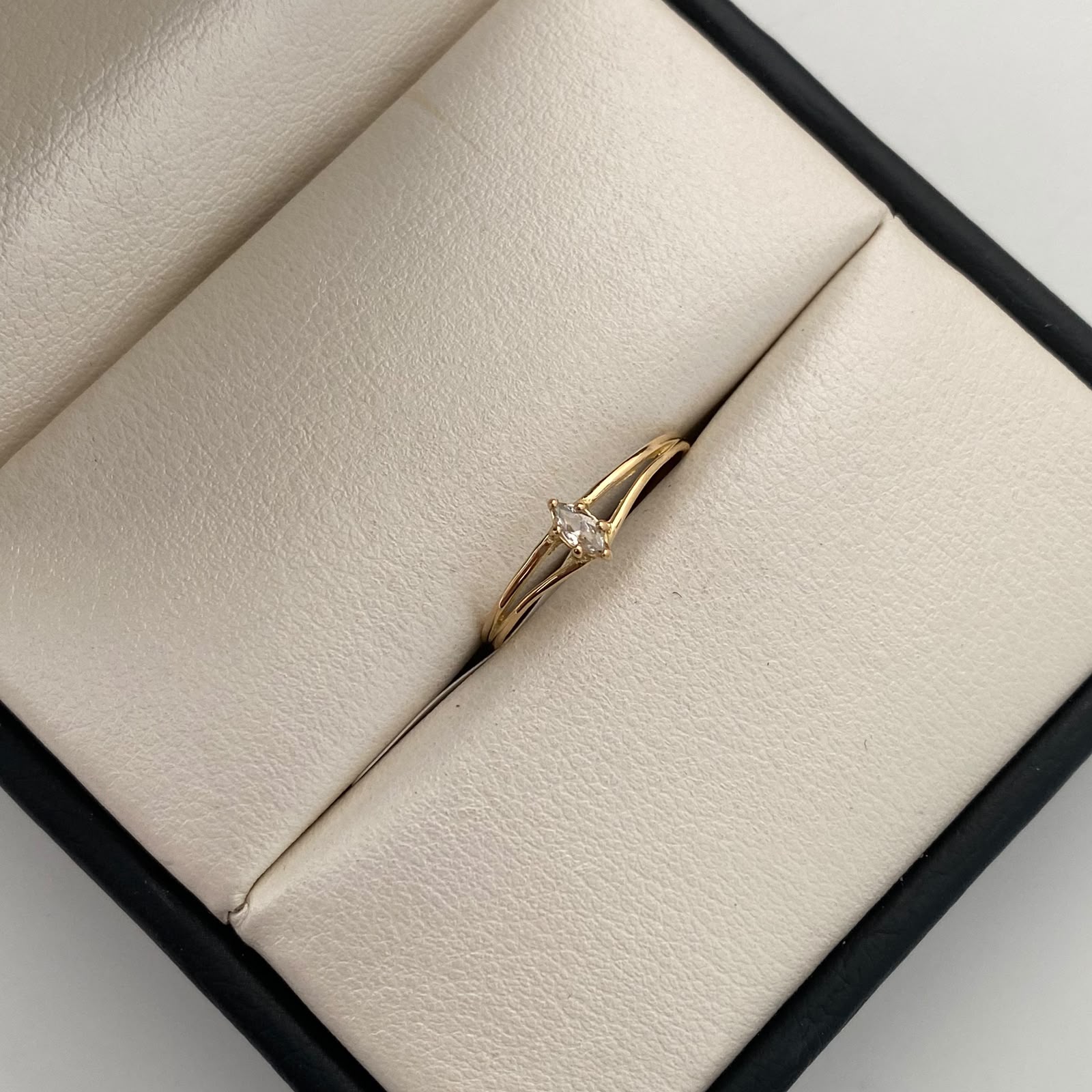 Anillo Solitario Ovalado Oro amarillo 18k / Talla 6 1/4 / 0,85 Gr / 1 mm