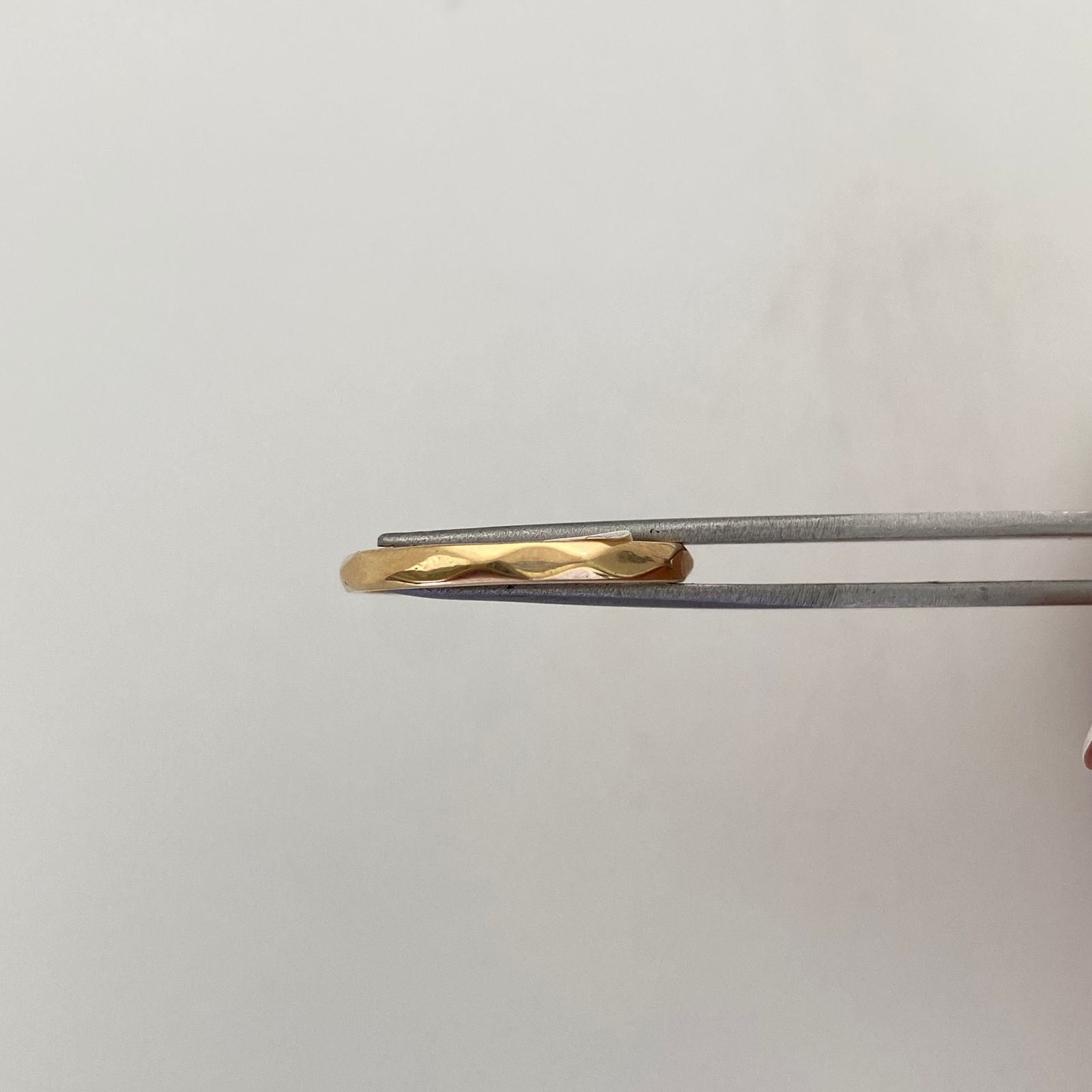 Anillo Argolla diamantada Oro amarillo 18k / Talla 8 1/4 / 1,9 Gr / 2,3 mm