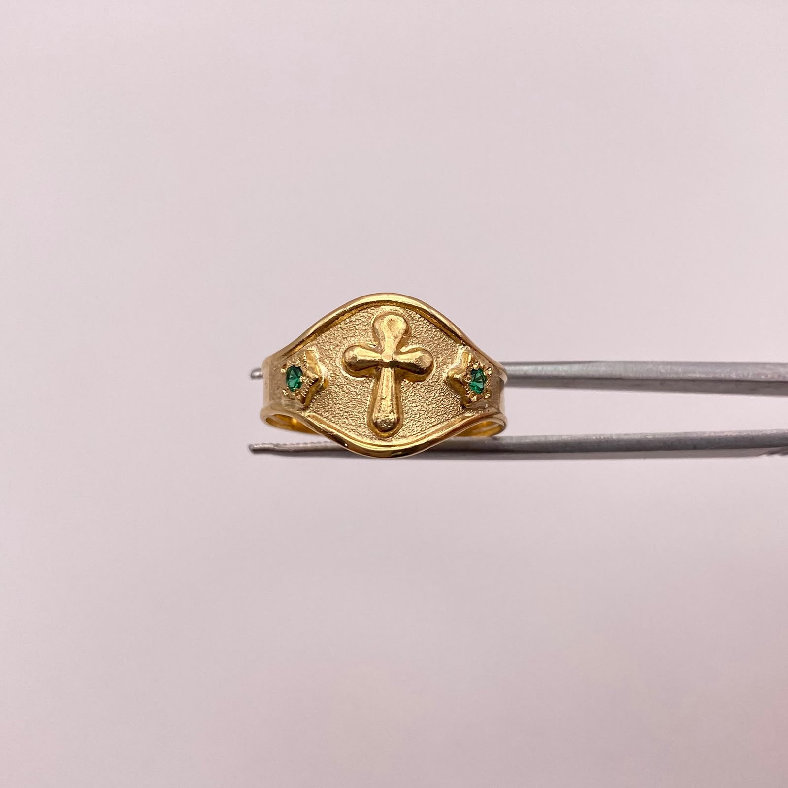 Anillo Troquel cruz circones verdes Oro amarillo 18k / Talla 9 1/2 / 2,7 Gr / 4,6 mm