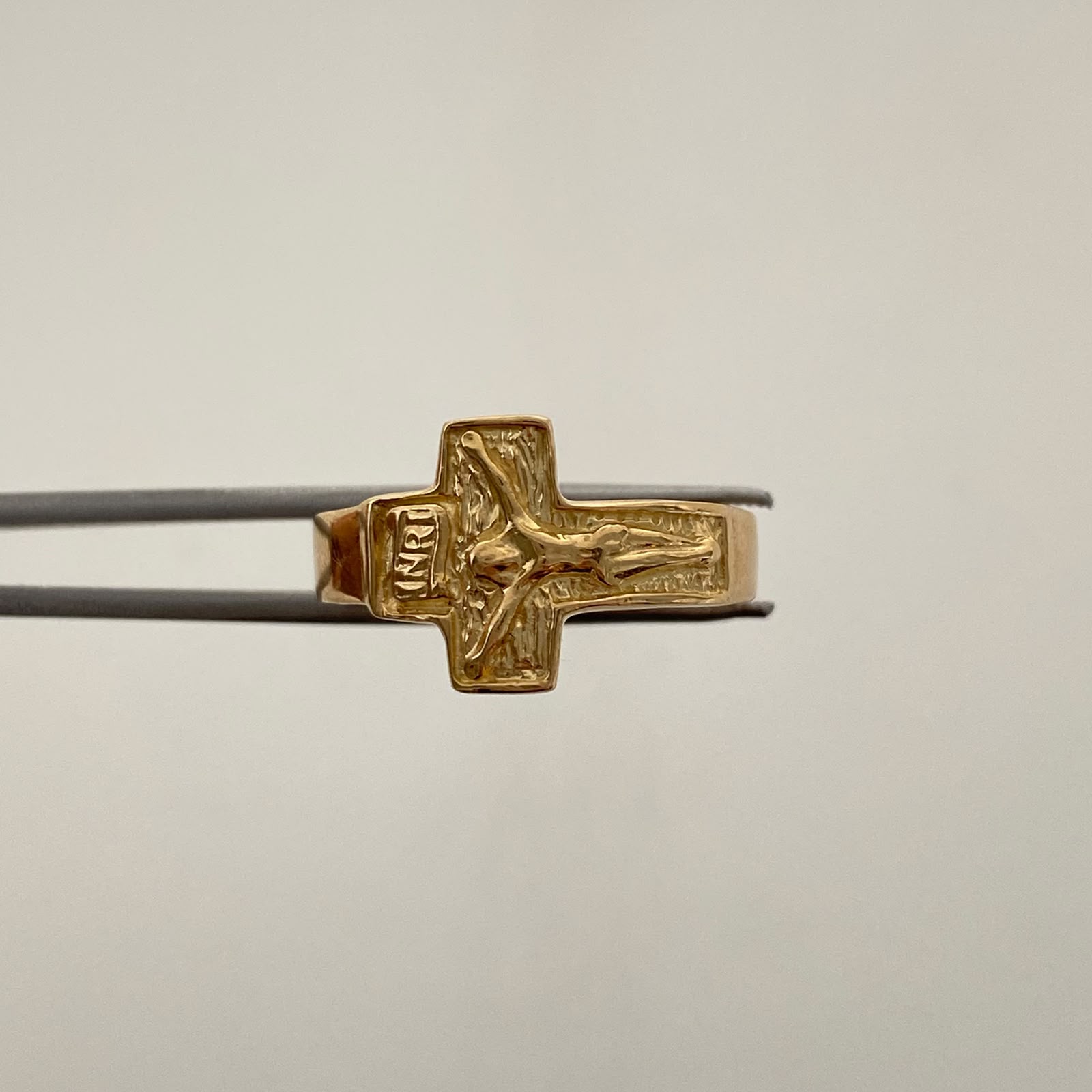 Anillo Cruz Cristo Oro amarillo 18k / Talla 9 1/2 / 3,35 Gr / 3,8 mm