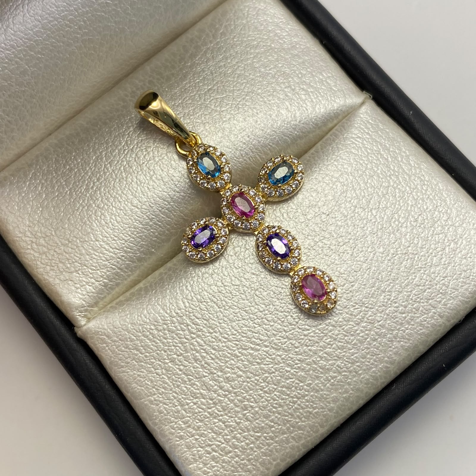 Dije Cruz circones multicolor y blancos Oro amarillo 18k 1,95 Gr / 16,4 mm / 3,1 Cm