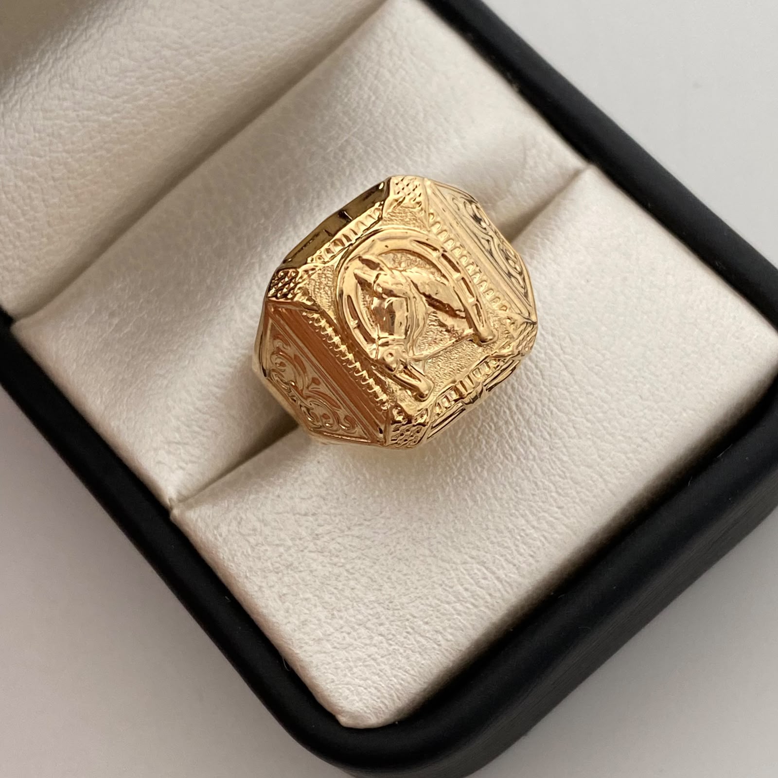 Anillo Troquel Herradura Oro amarillo 18k / Talla 9 1/2 / 3,65 Gr / 5,7 mm
