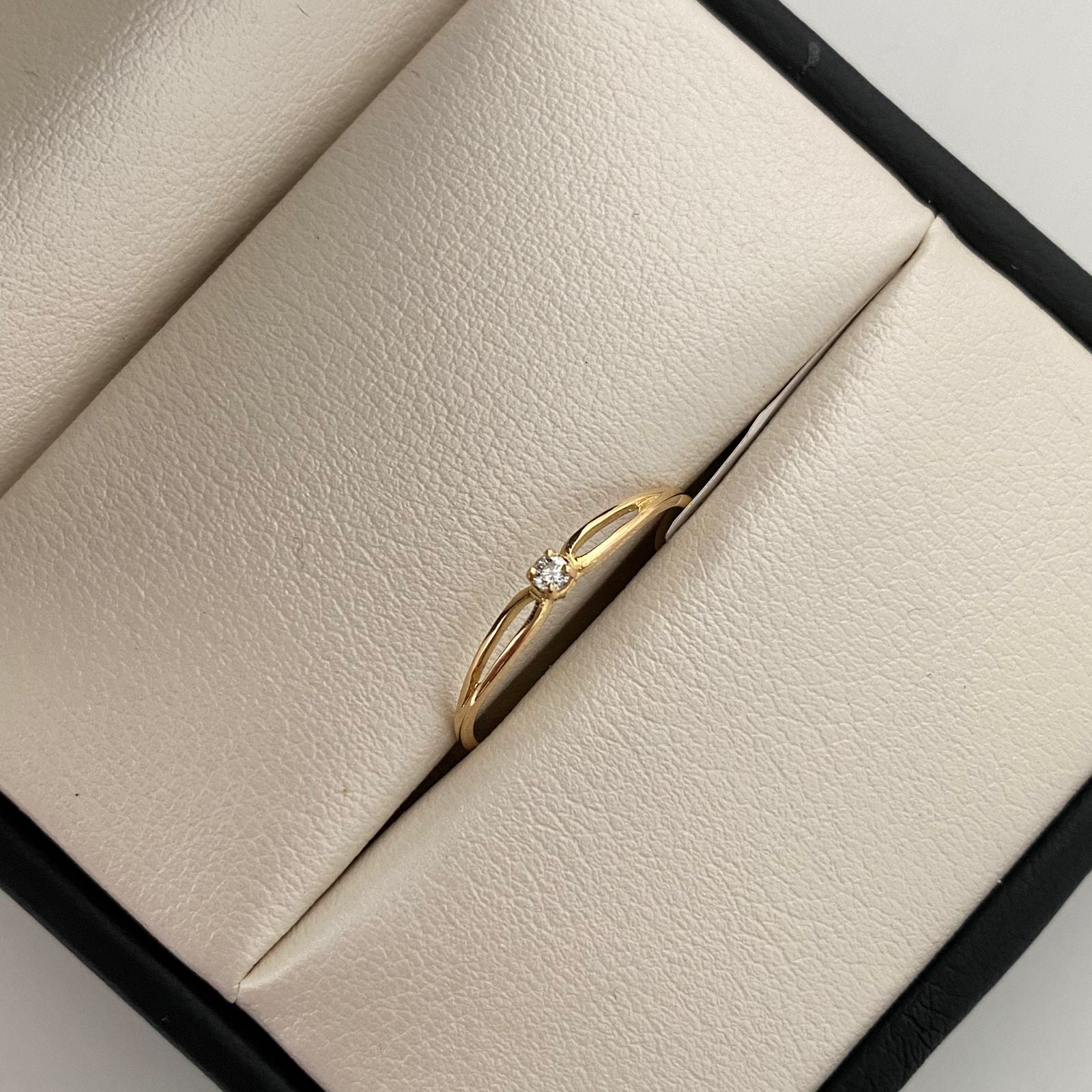 Anillo Solitario Oro amarillo 18k / Talla 8 1/2 / 0,85 Gr / 1,2 mm