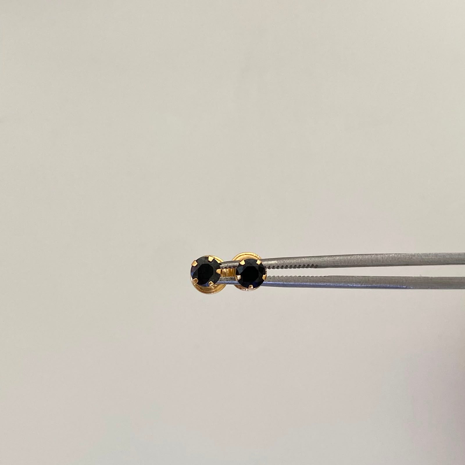 Topos Circon Negro Oro amarillo 18k 0,6 Gr / 4 mm