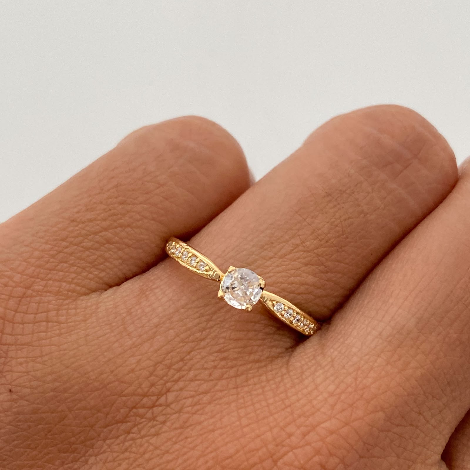 Anillo Solitario Oro amarillo 18k / Talla 7 / 1,4 Gr / 1 mm