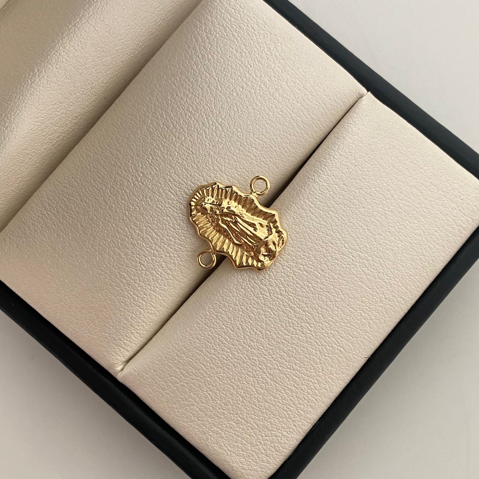 Herraje Guadalupe Silueta Oro amarillo 18k 0,95 Gr / 2 Cm