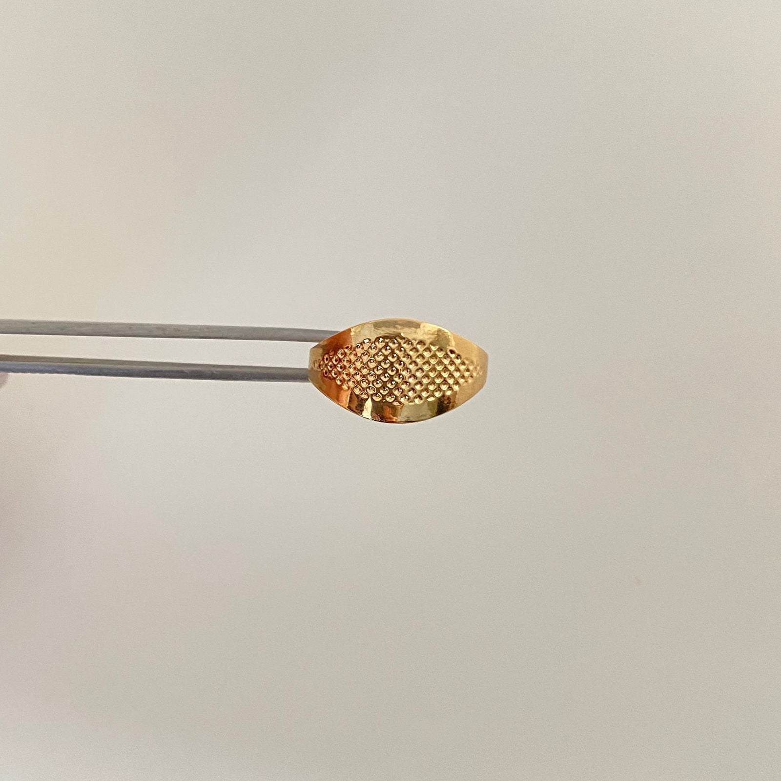 Anillo troquel grabado puntos Oro amarillo 18k / Talla 6 / 1,4 Gr