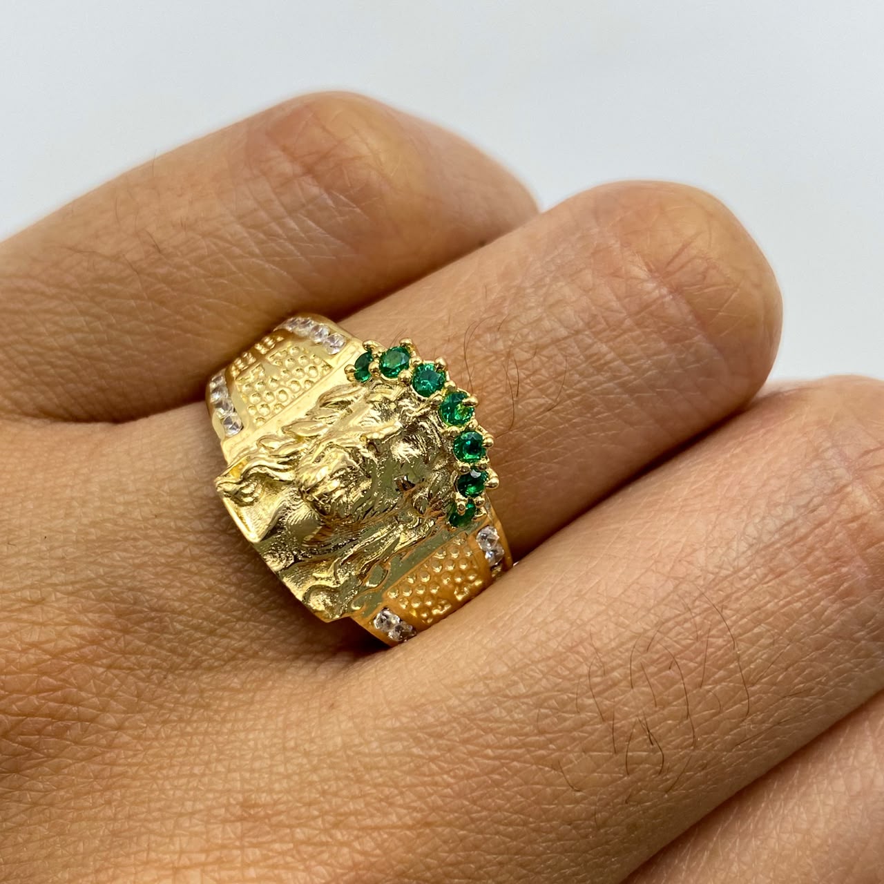 Anillo Rostro cristo circones blancos y verdes Oro amarillo 18k / Talla 9 1/2 / 6,2 Gr / 5,2 mm