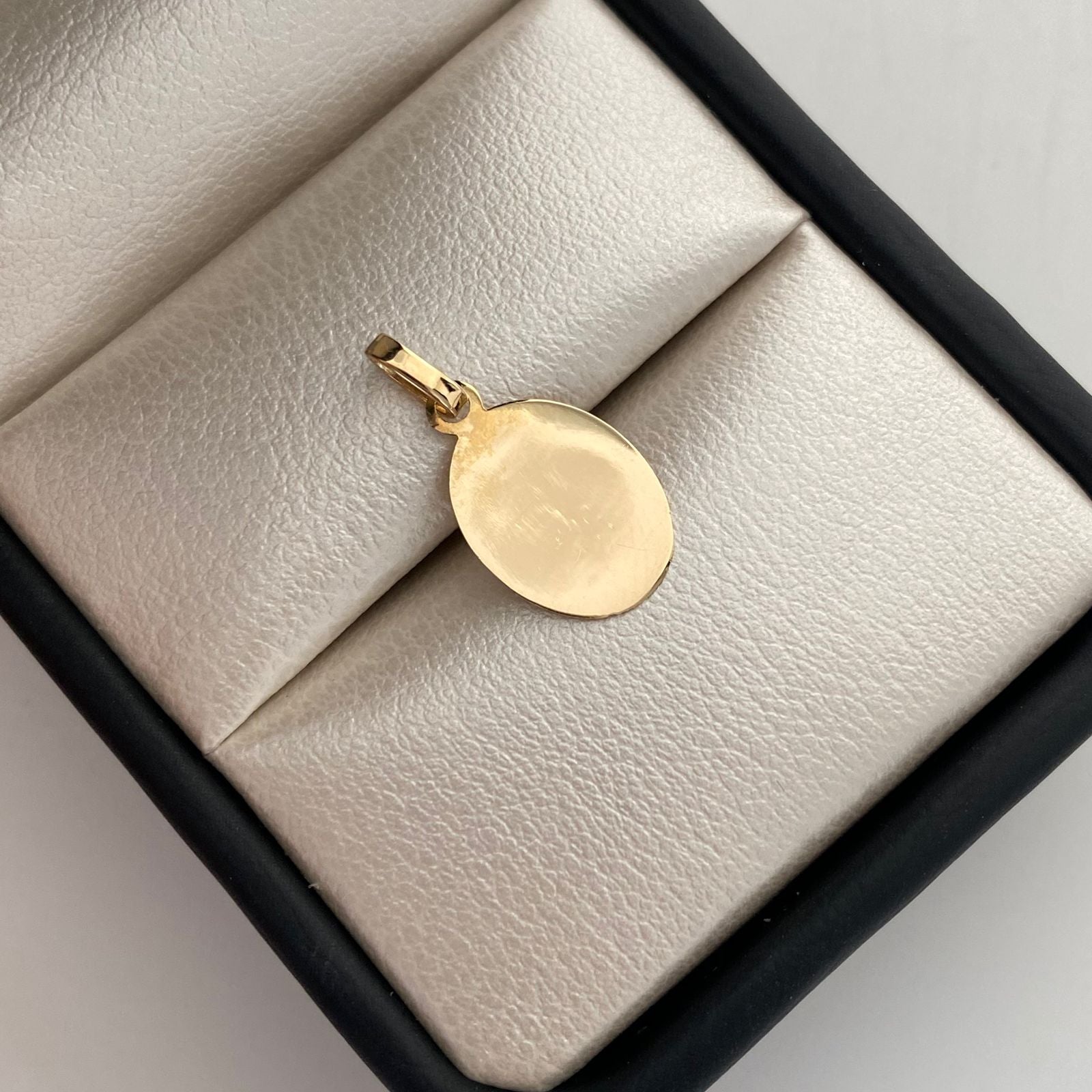 Dije Placa Ovalada Oro amarillo 18k 0,65 Gr / 9,8 mm / 2 Cm