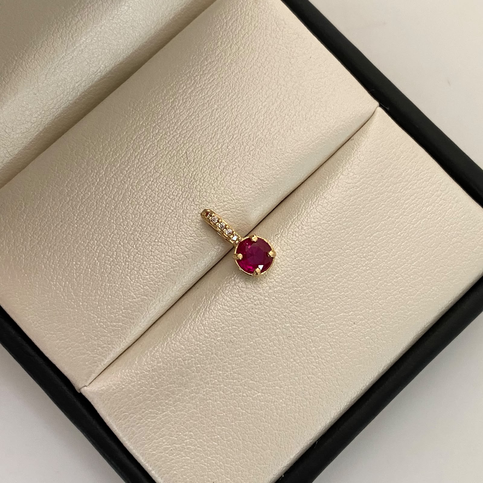 Dije Circon Fucsia Oro amarillo 18k 0,9 Gr / 5,5 mm / 1,1 Cm