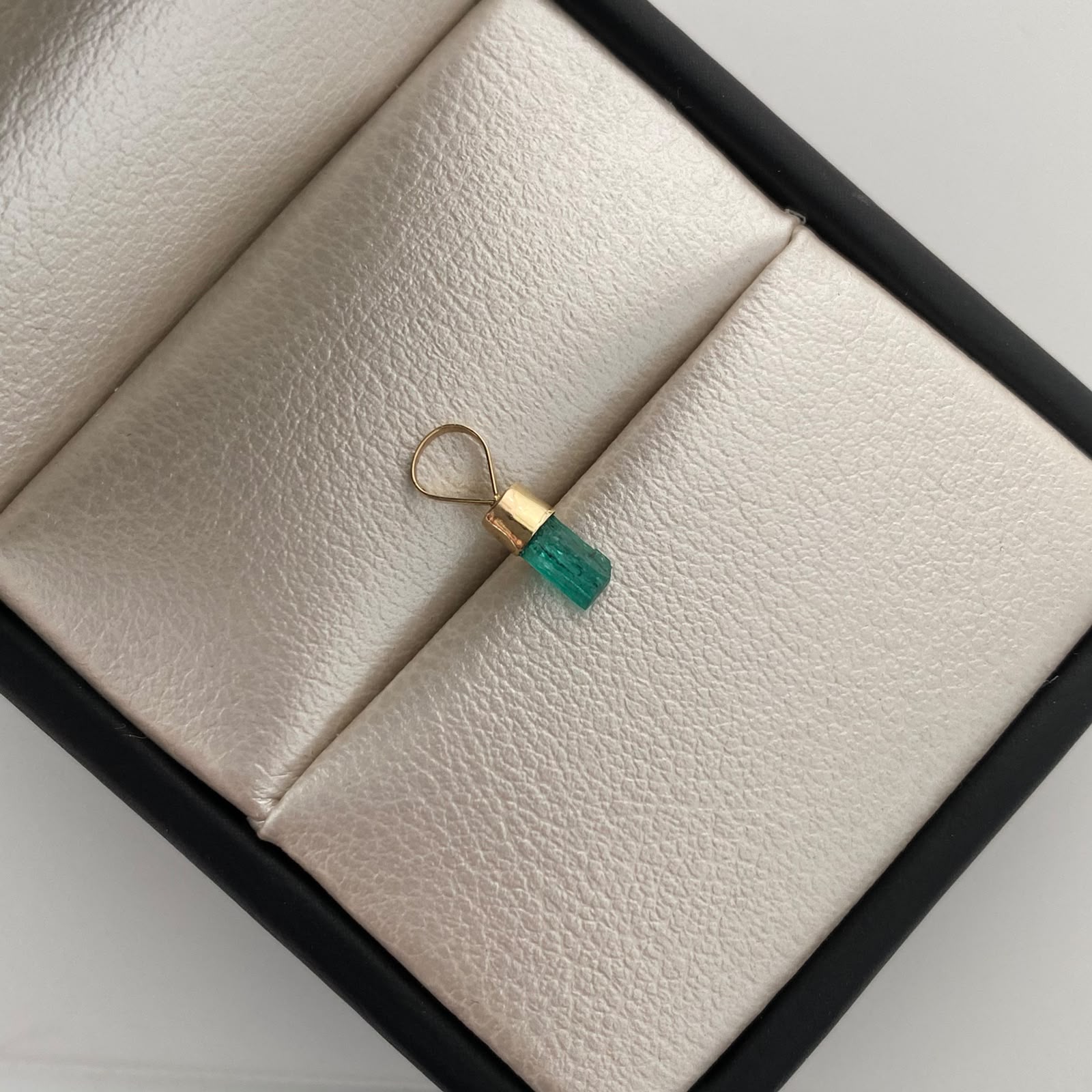 Dije Canutillo de Esmeralda Oro amarillo 18k 0,2 Gr / 2,9 mm / 1,1 Cm