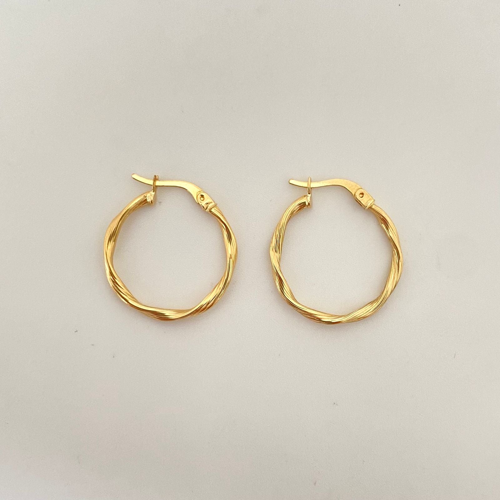 Candonga entorchada rayada delgada Oro amarillo 18k 1,40 Gr / 2,5 Cm