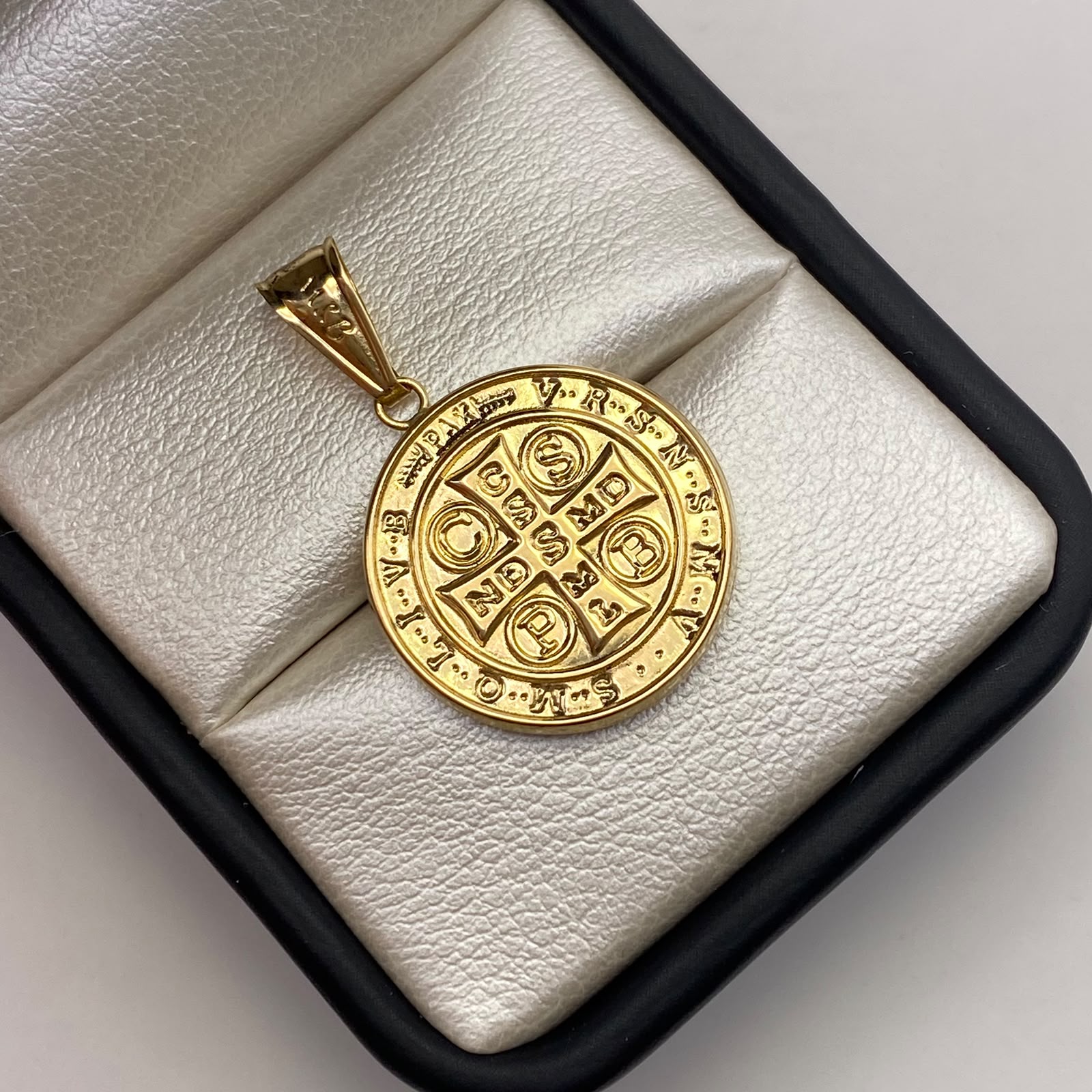 Dije San benito Oro amarillo 18k 2,66 Gr / 20,5 mm / 3,2 Cm