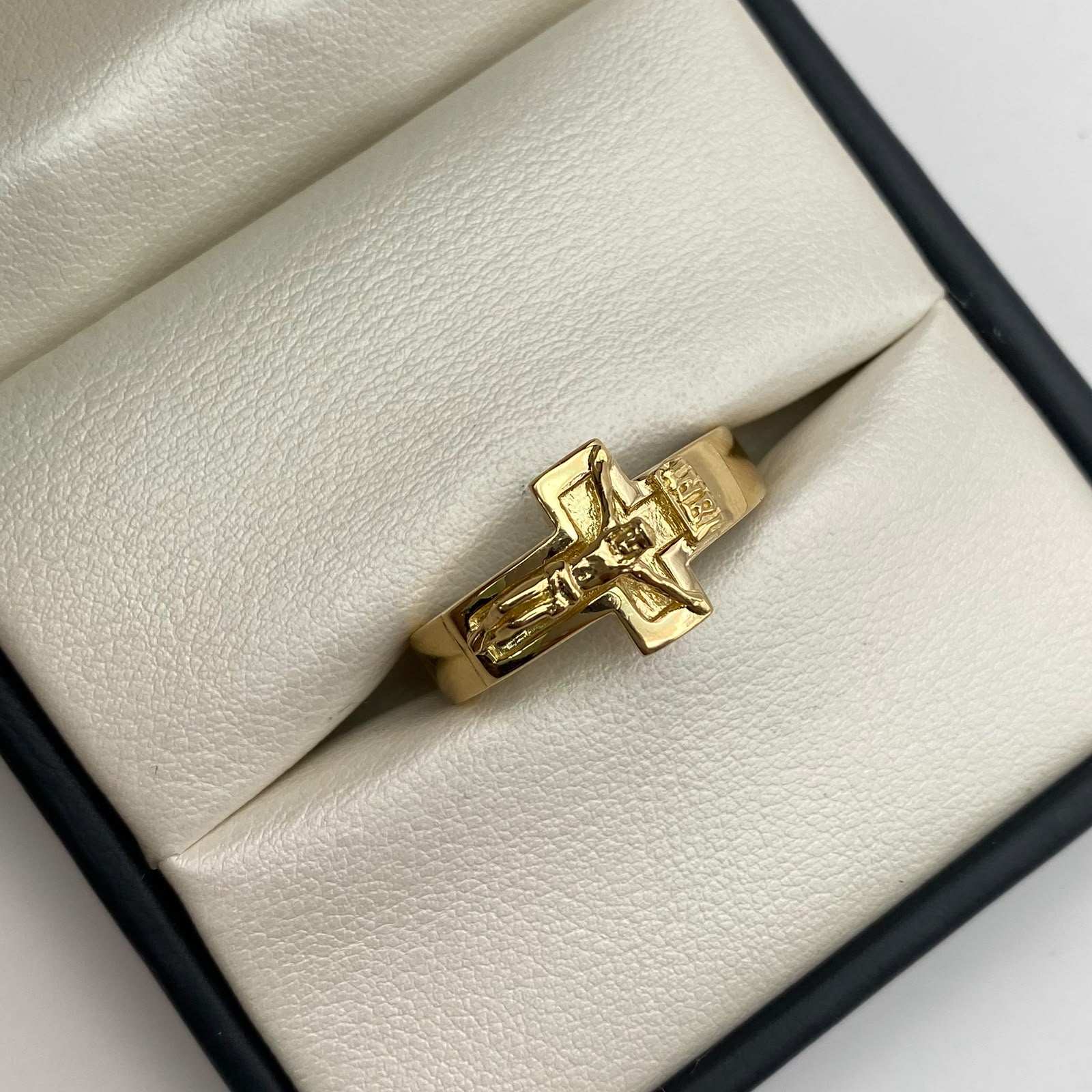 Anillo cruz cristo Oro amarillo 18k / Talla 11 1/4 / 5,5 Gr / 5,14 mm