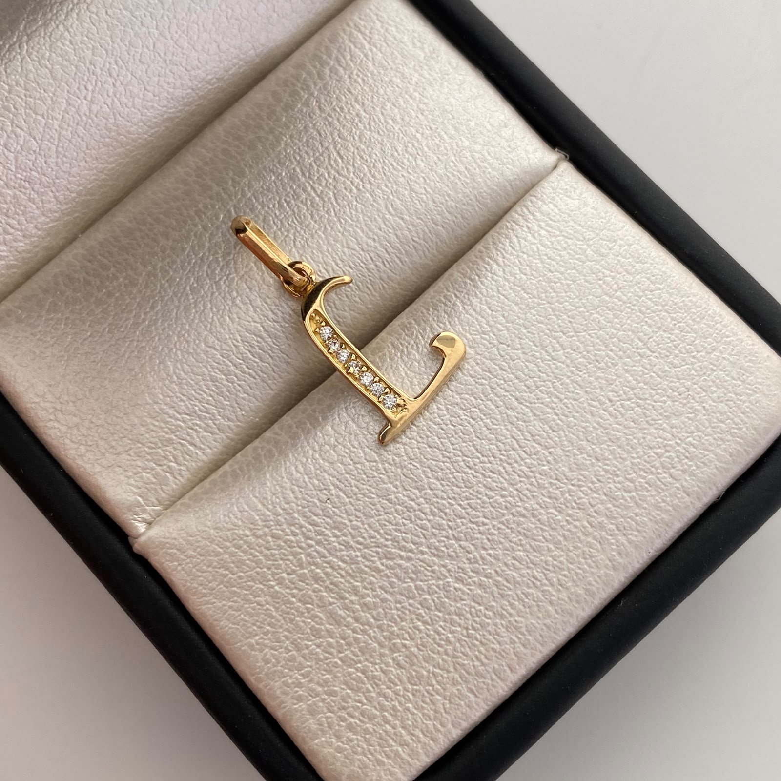 Dije Letra L Casting Oro amarillo 18k 0,7 Gr / 9,4 mm / 2 Cm