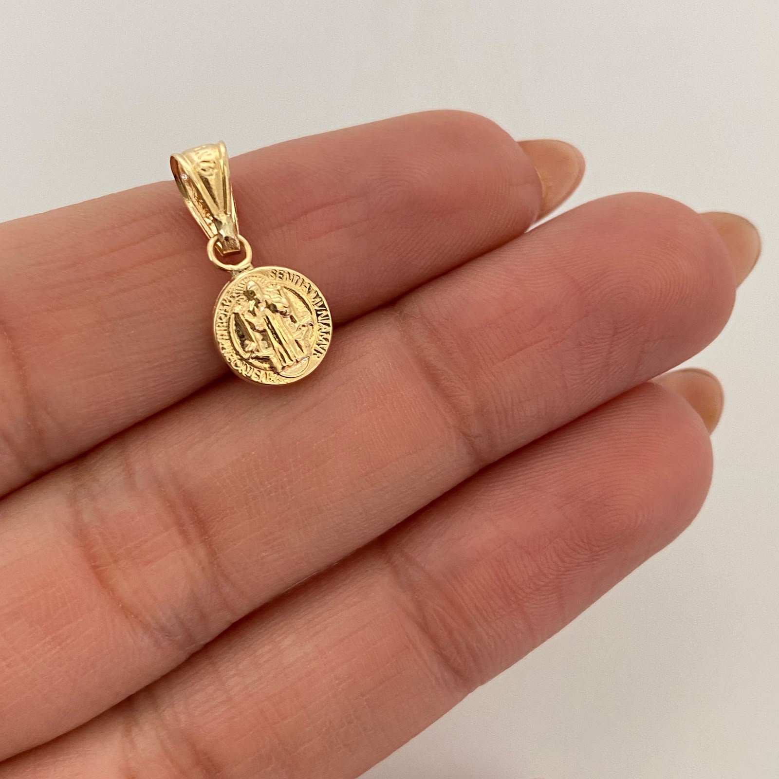 Dije San Benito Oro amarillo 18k 0,45 Gr / 8,6 mm / 1,7 Cm