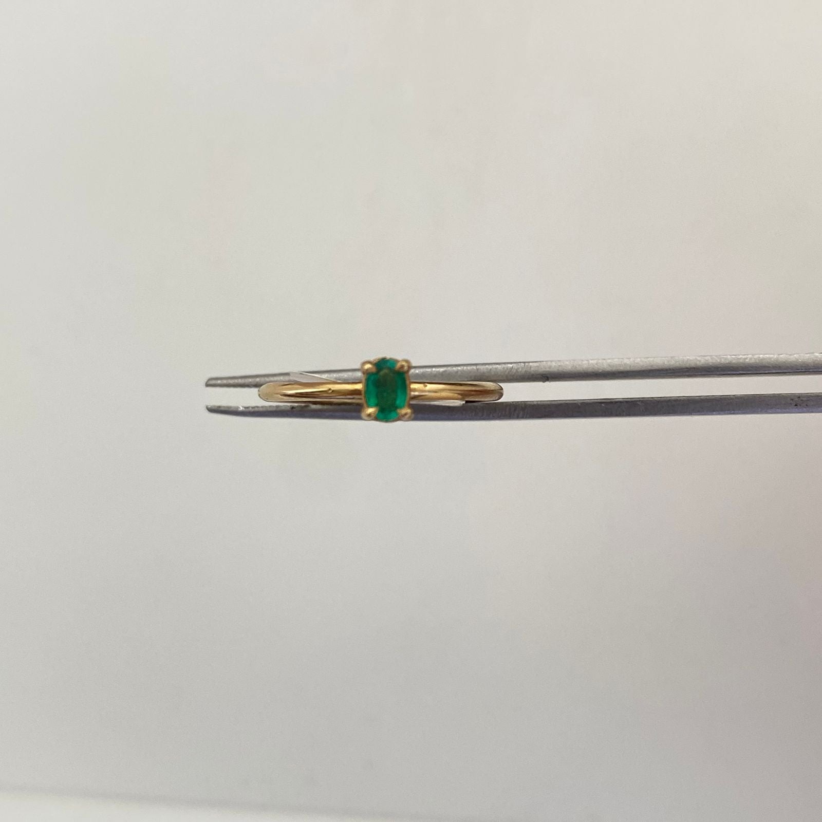 Anillo Solitario Esmeralda Ovalada Oro amarillo 18k / Talla 6 1/2 / 1,05 Gr / 1,4 mm