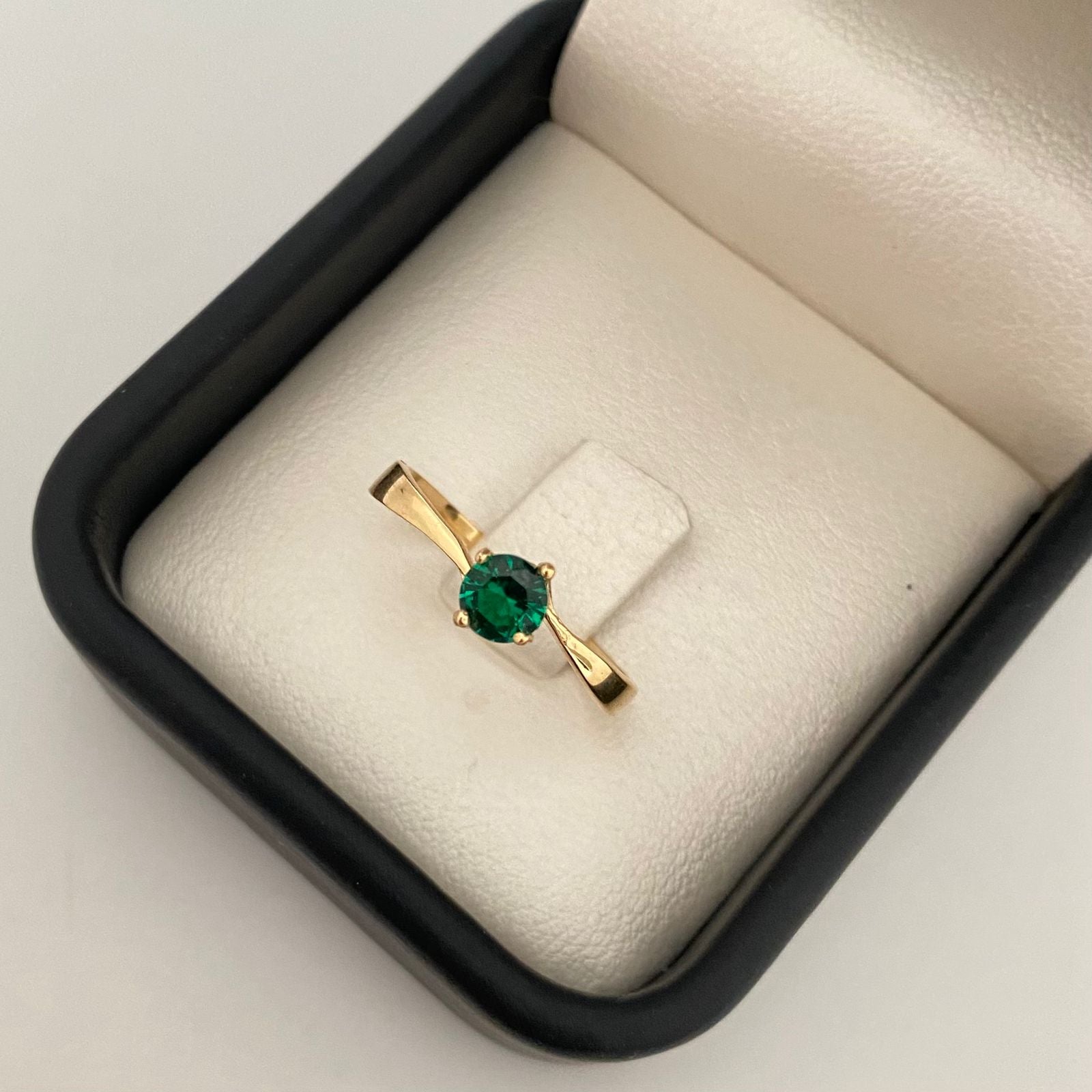 Anillo solitario circon central verde Oro amarillo 18k / Talla 7 1/2 / 1,7 Gr