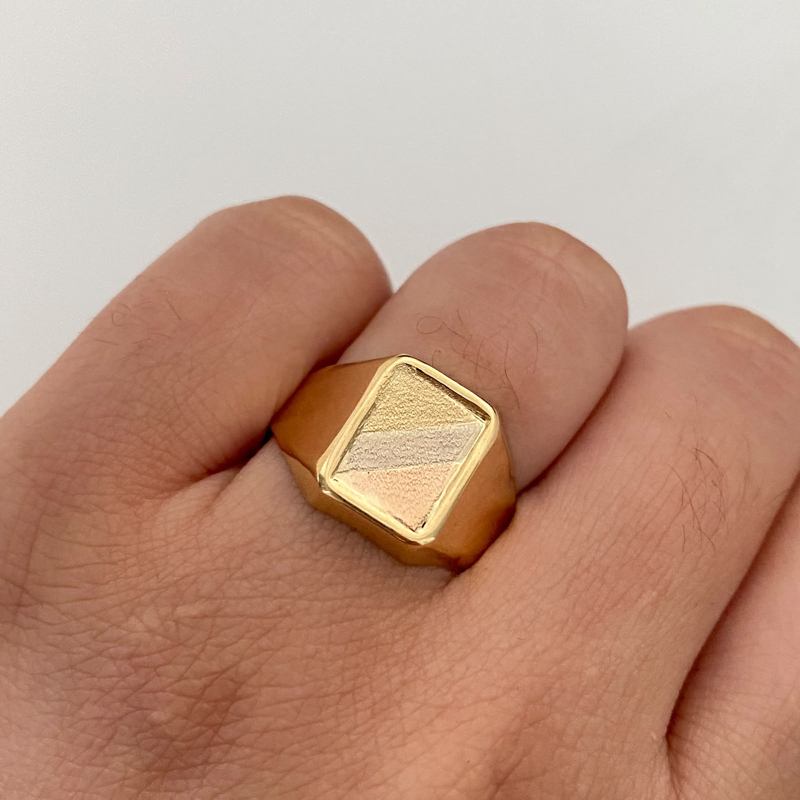 Anillo Cuadrado Toquel Mate Tres oros 18k / Talla 10 1/2 / 3,15 Gr / 4,1 mm