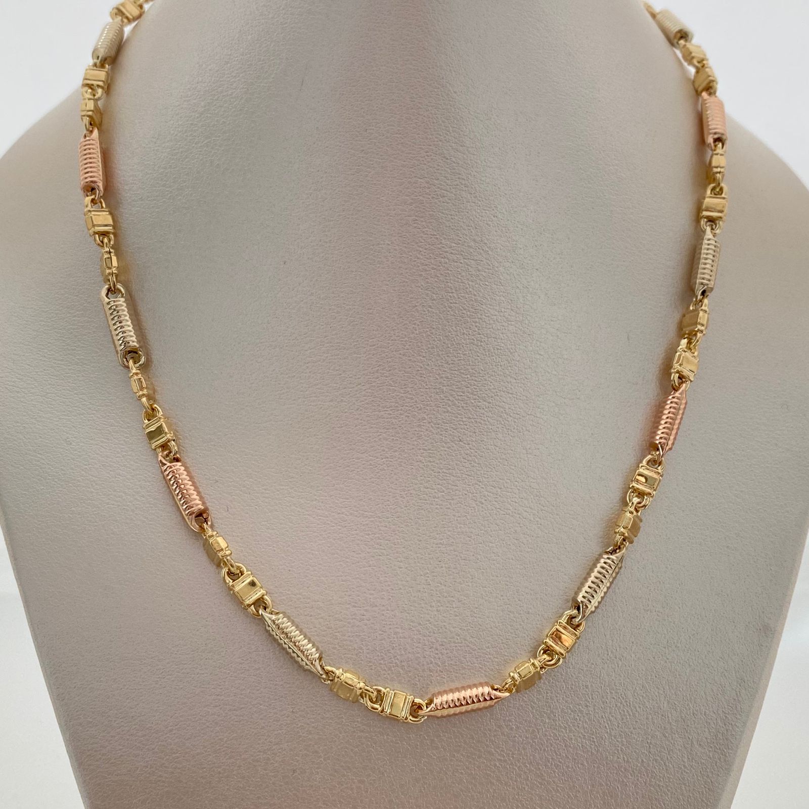 Cadena Rustica Tres oros 18k +1 / 15,05 Gr / 4,3 mm / 60 Cm Broche 0,60