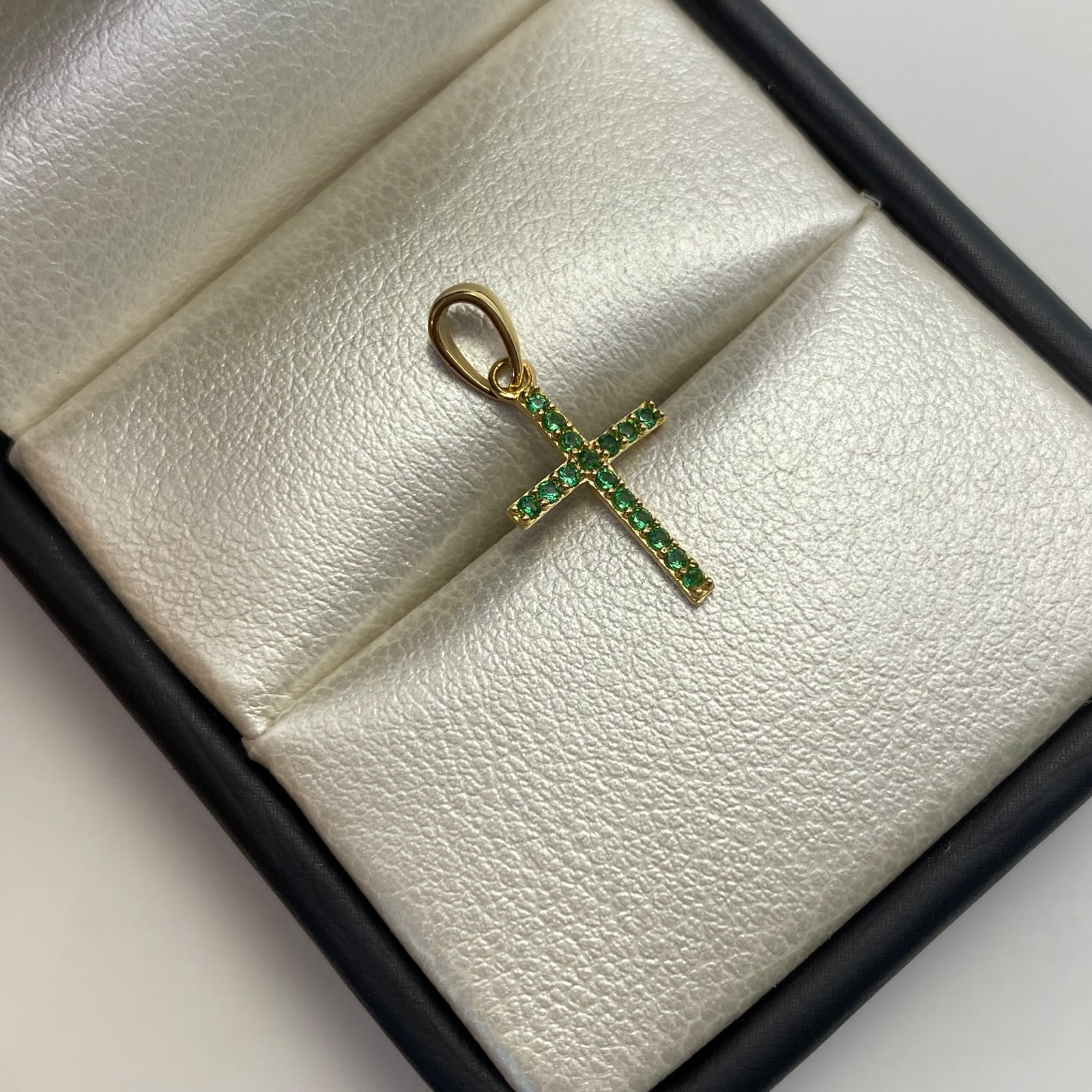 Dije Cruz circones verdes Oro amarillo 18k 0,6 Gr / 9,8 mm / 2 Cm