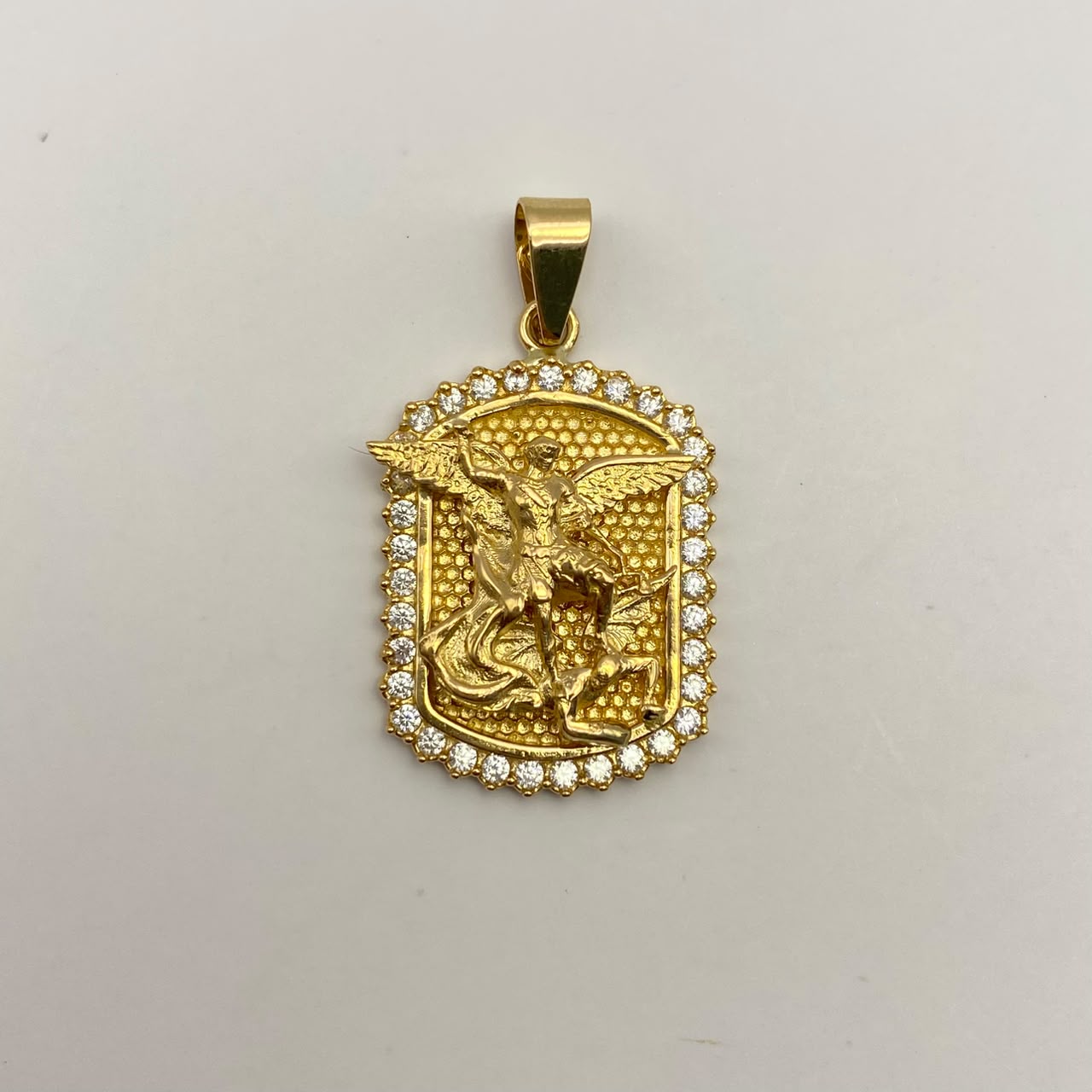 Dije San miguel arcangel placa circones blancos Oro amarillo 18k 8,15 Gr / 19,3 mm / 3,1 Cm