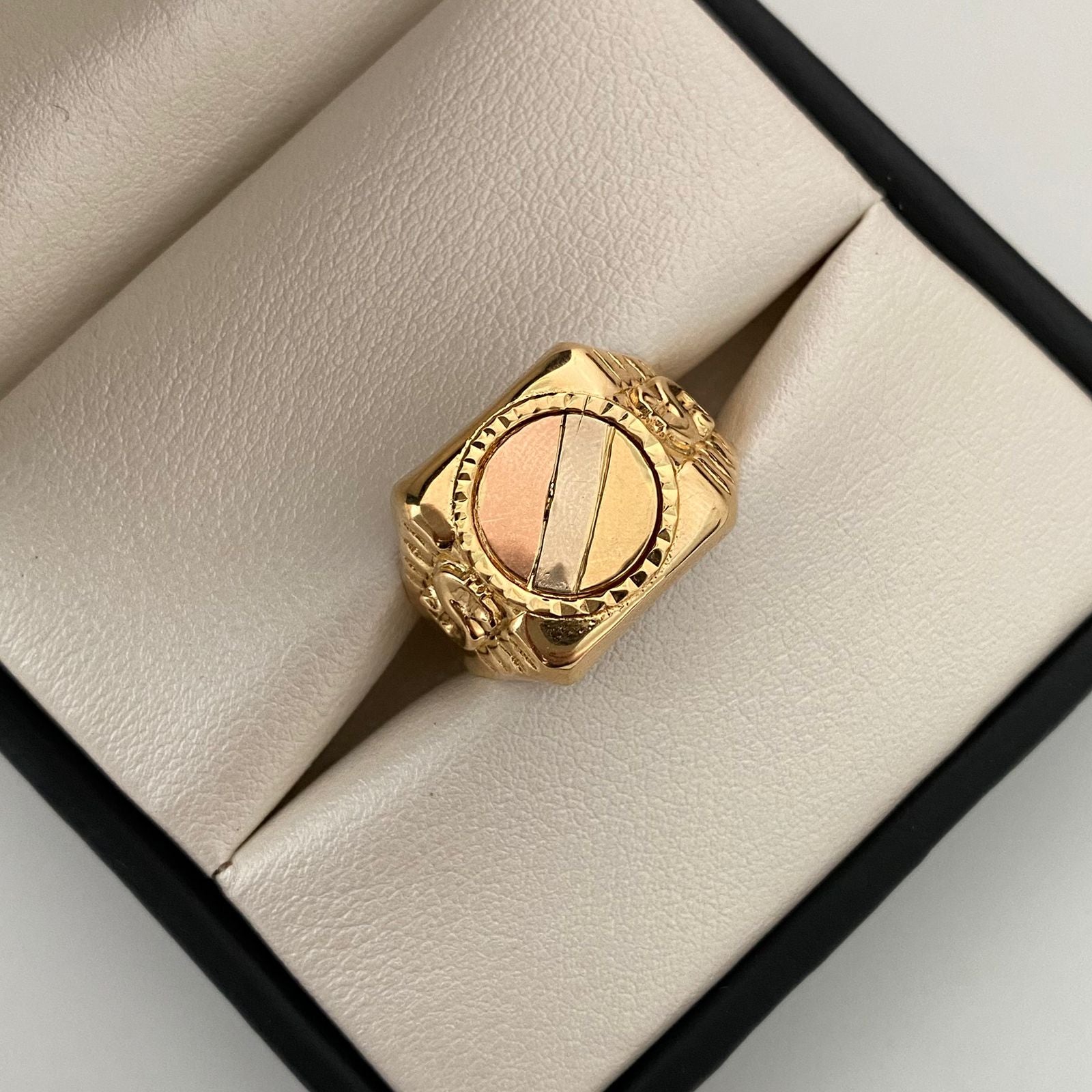 Anillo Troquel redondo signo pesos Tres oros 18k / Talla 11 / 4 Gr / 5,6 mm