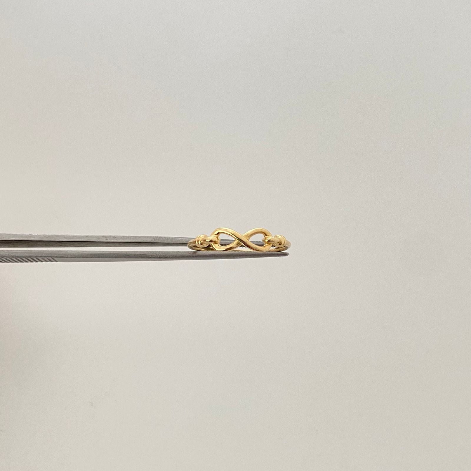 Anillo infinito liso nudos laterales Oro amarillo 18k / Talla 7 / 1,35 Gr