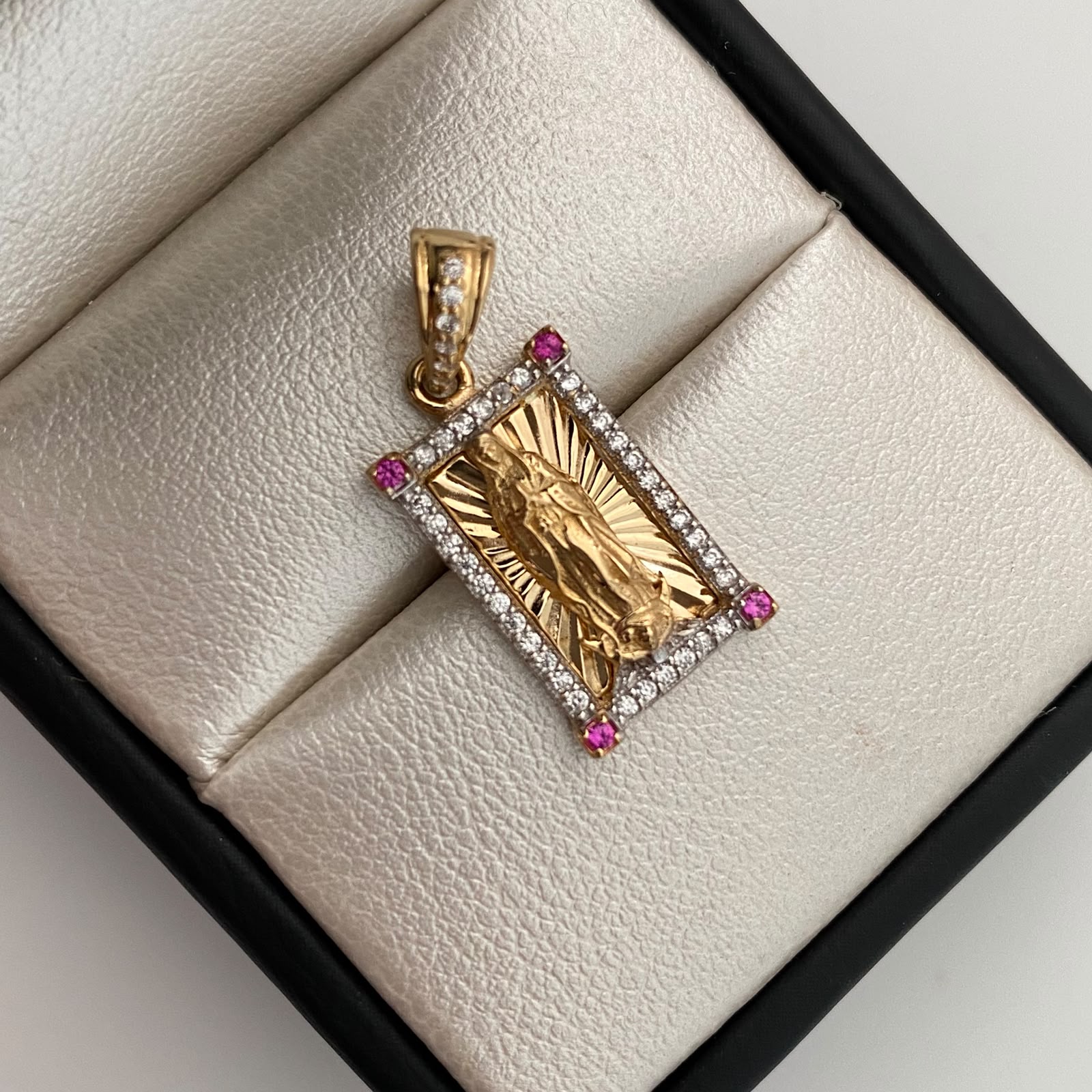 Dije Rectangular Casting Blanco y Rosado Guadalupe Oro amarillo 18k 3,15 Gr / 11,6 mm / 2,5 Cm