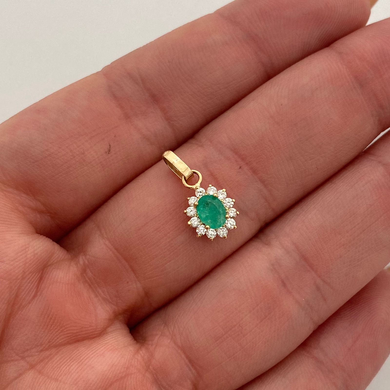Dije con esmeralda redonda y con 24pts de diamante blanco  Oro amarillo 18k 0,8 Gr / 7,68 mm / 1,3 Cm