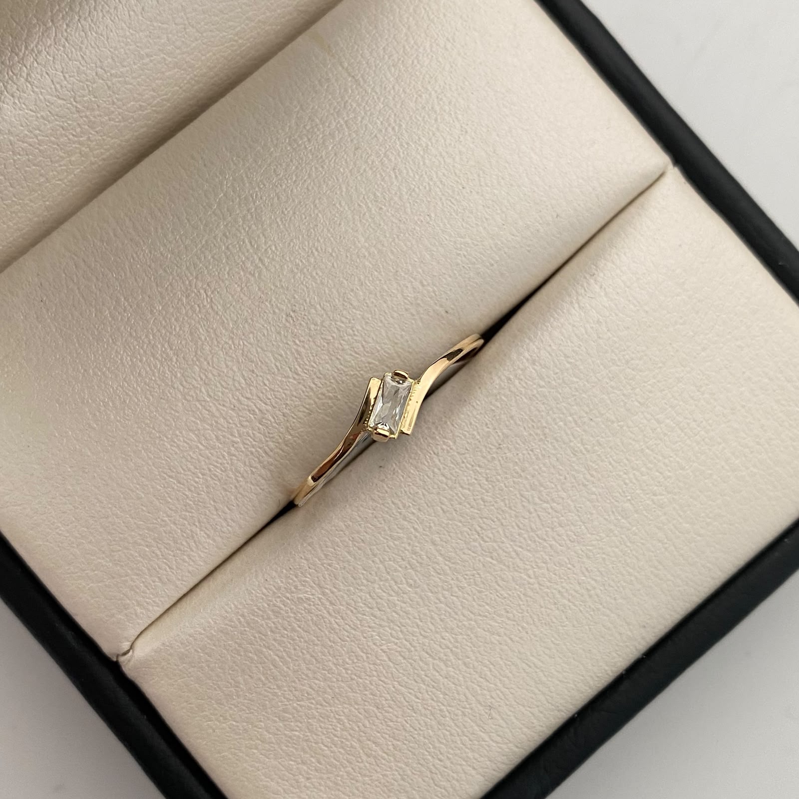 Anillo Solitario Oro amarillo 18k / Talla 8 1/2 / 0,9 Gr / 1,1 mm