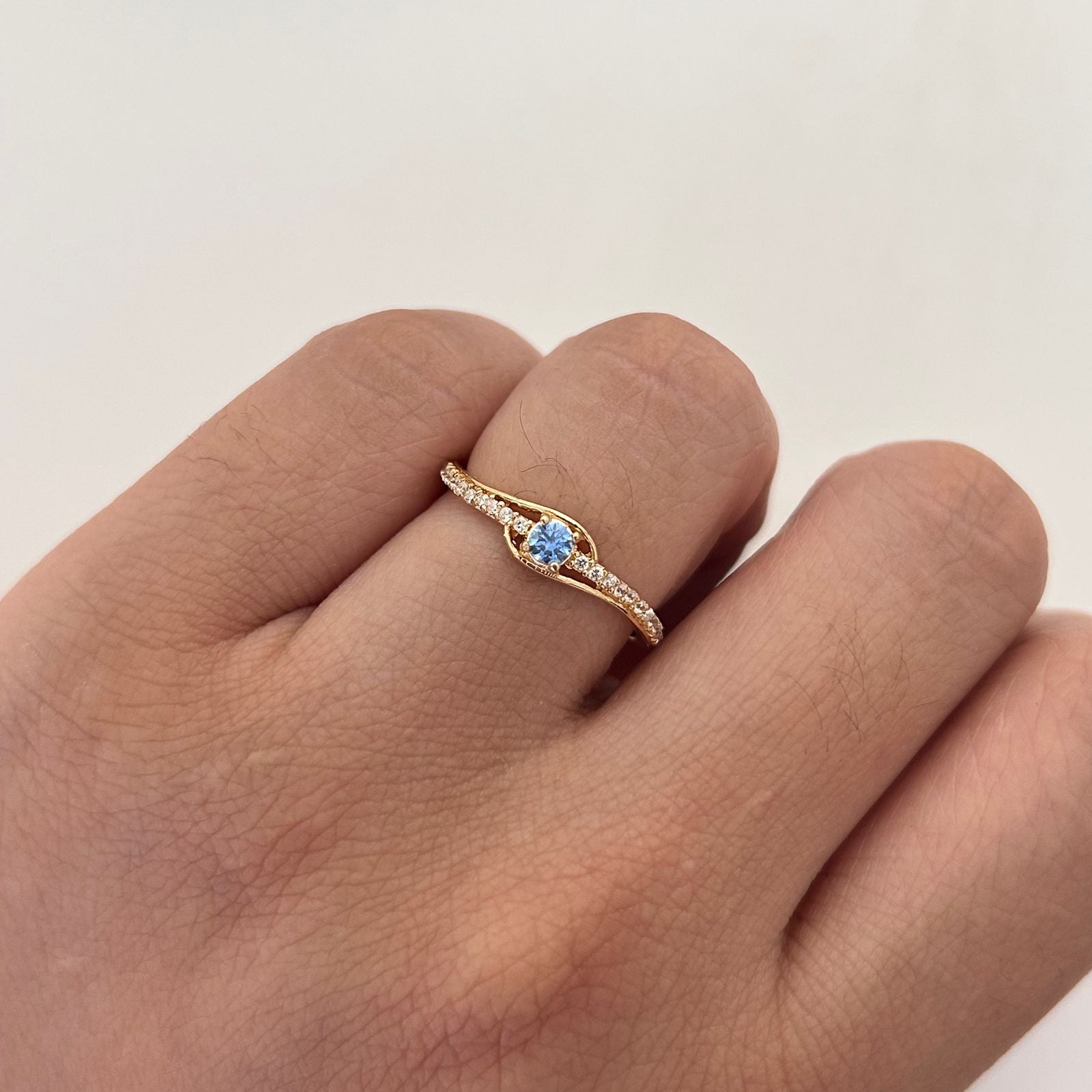 Anillo Solitario Azul Oro amarillo 18k / Talla 7 / 1,7 Gr / 1,4 mm