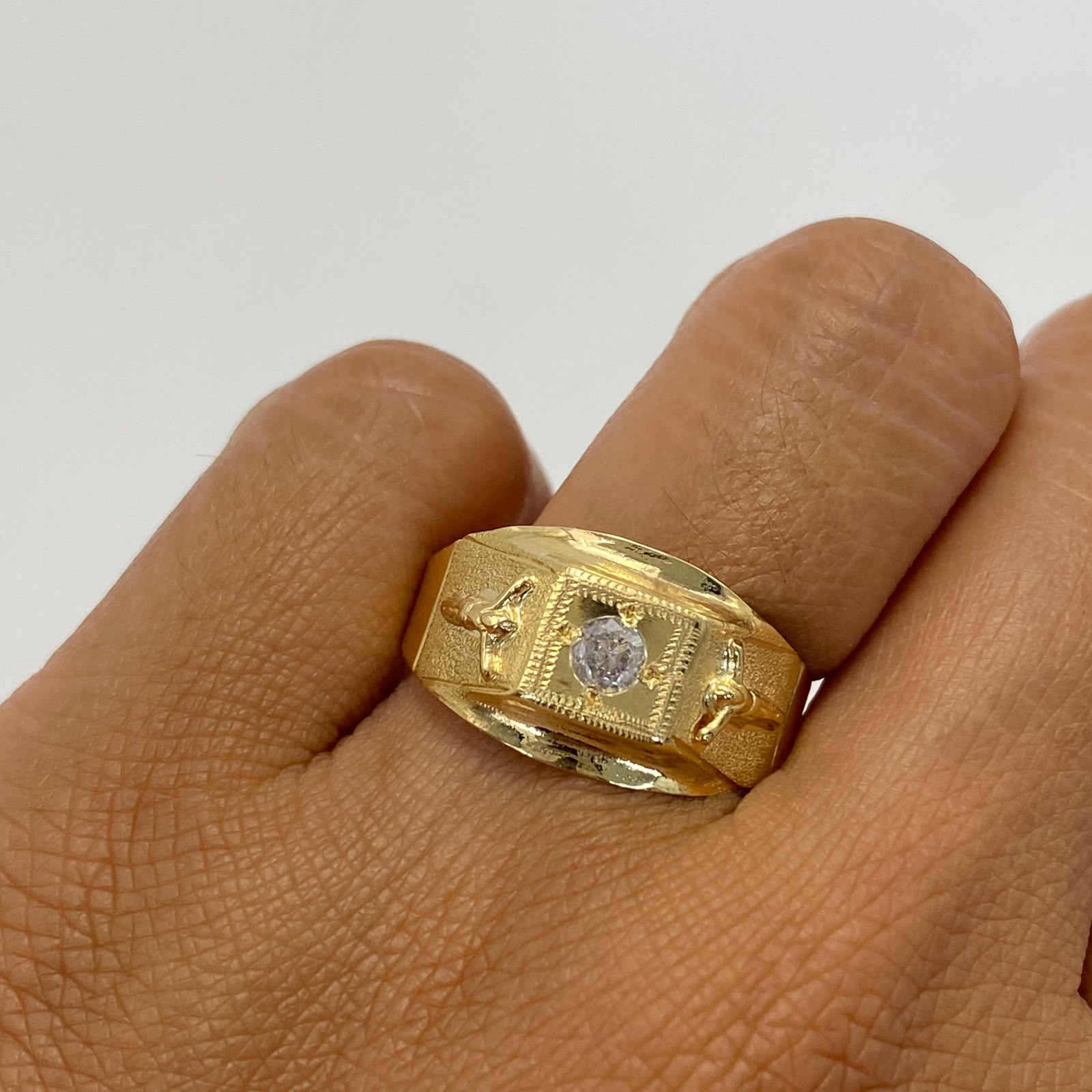 Anillo Troquel cristo circon blanco Oro amarillo 18k / Talla 10 / 2,55 Gr / 3,7 mm