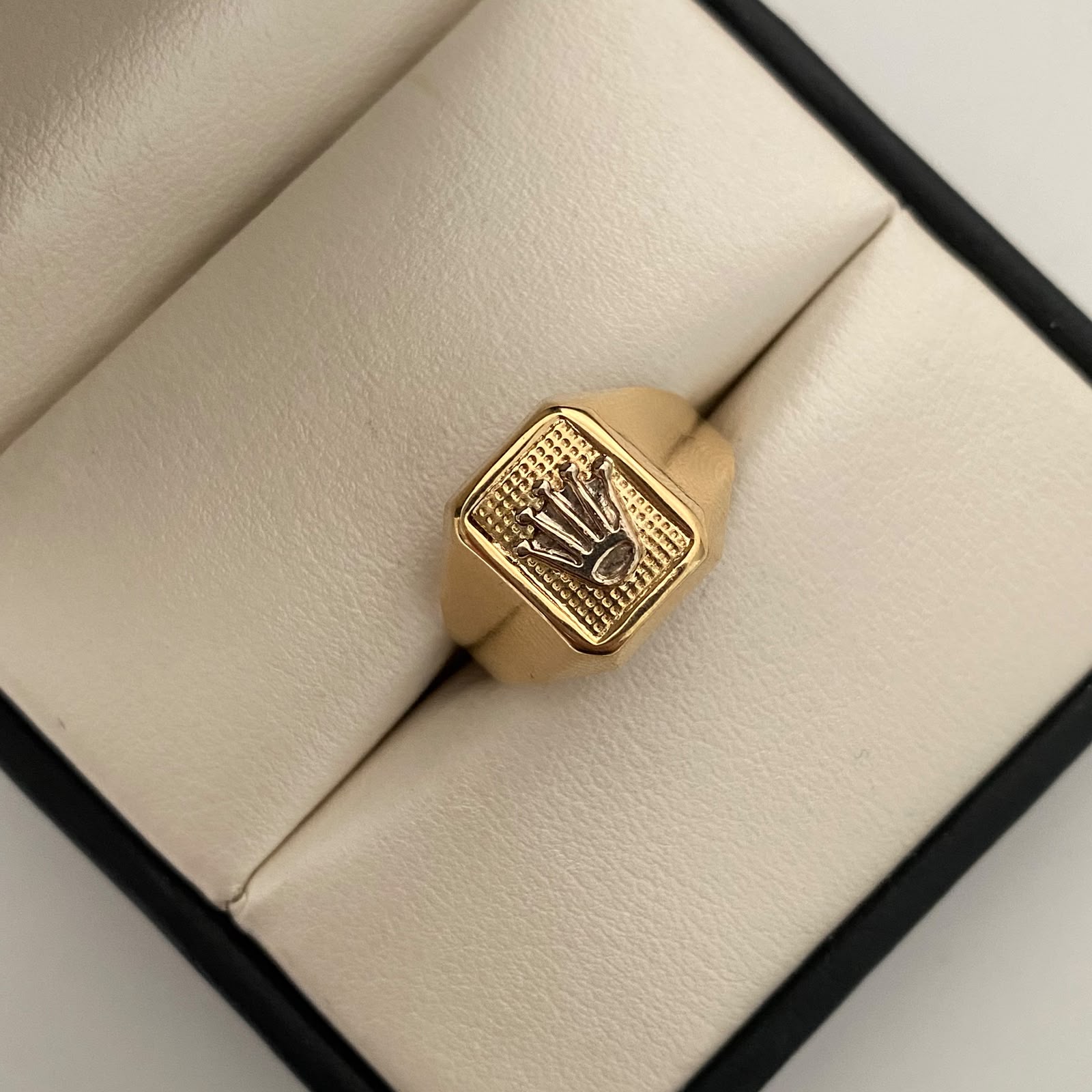 Anillo Rectangular Corona Rx Oro amarillo y Oro blanco 18k / Talla 9 1/4 / 3,25 Gr / 4 mm