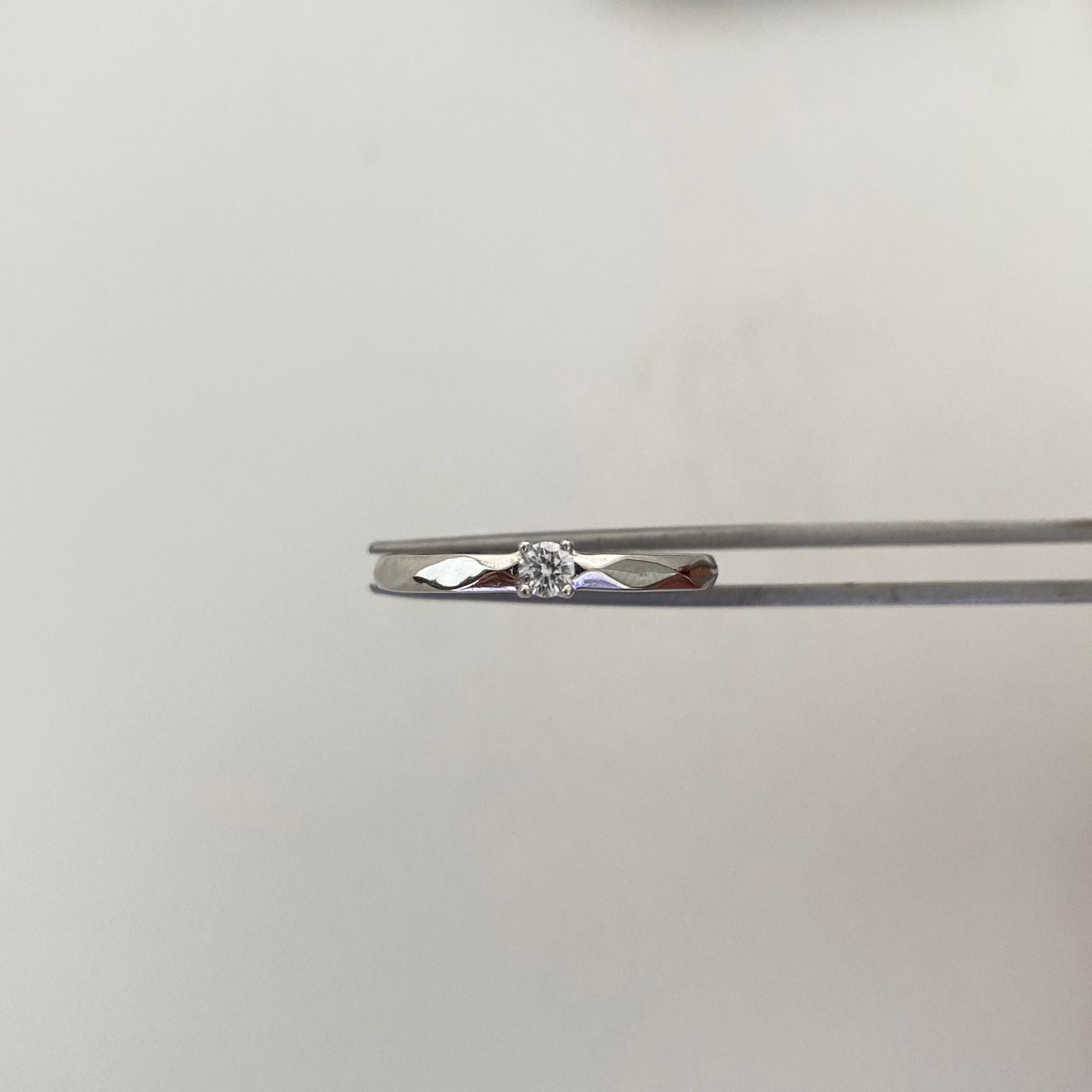 Anillo Solitario Diamantado Oro blanco 18k / Talla 8 / 1,9 Gr / 2,3 mm
