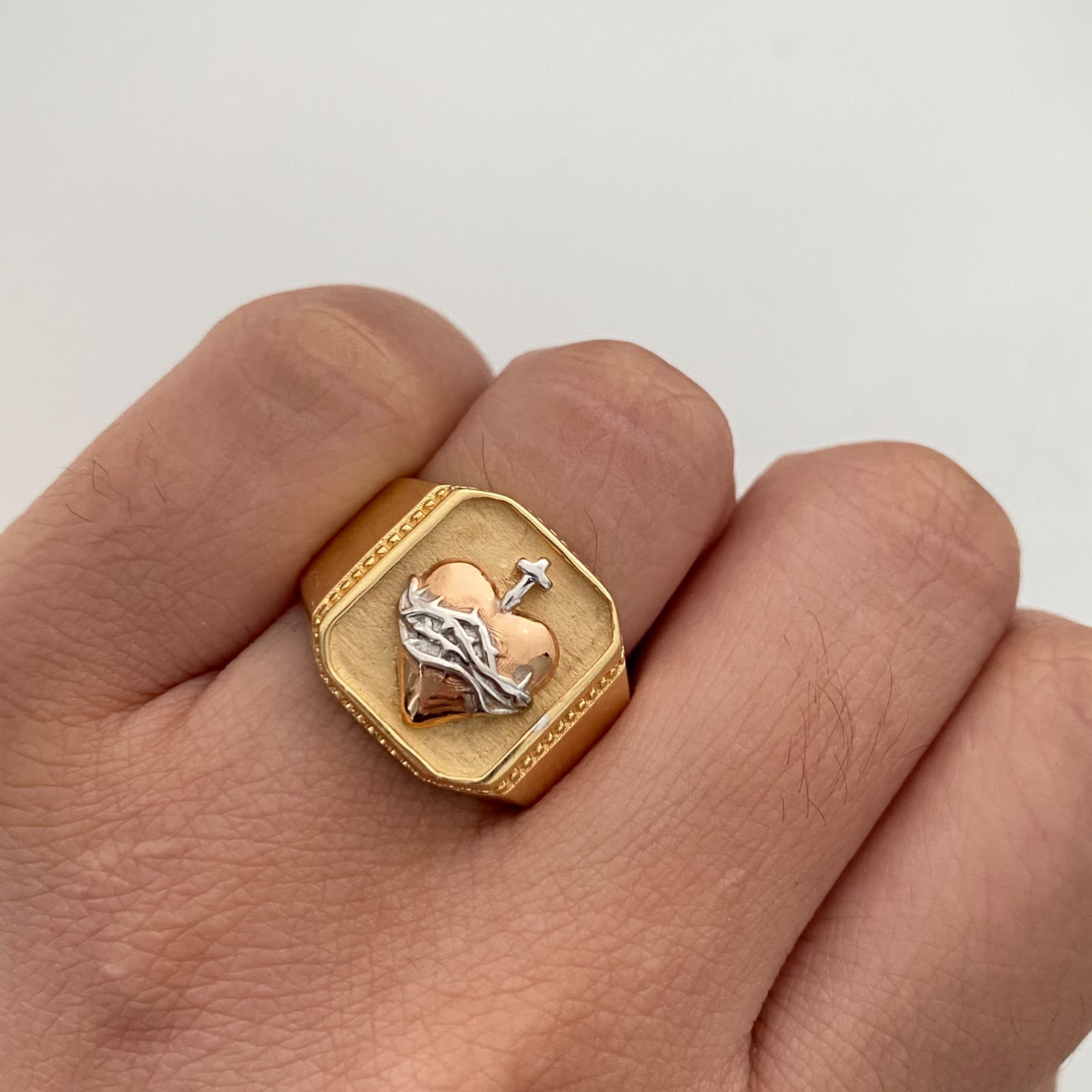 Anillo Cuadrado Sagrado Corazon Tres oros 18k / Talla 11 / 8,35 Gr / 5,2 mm
