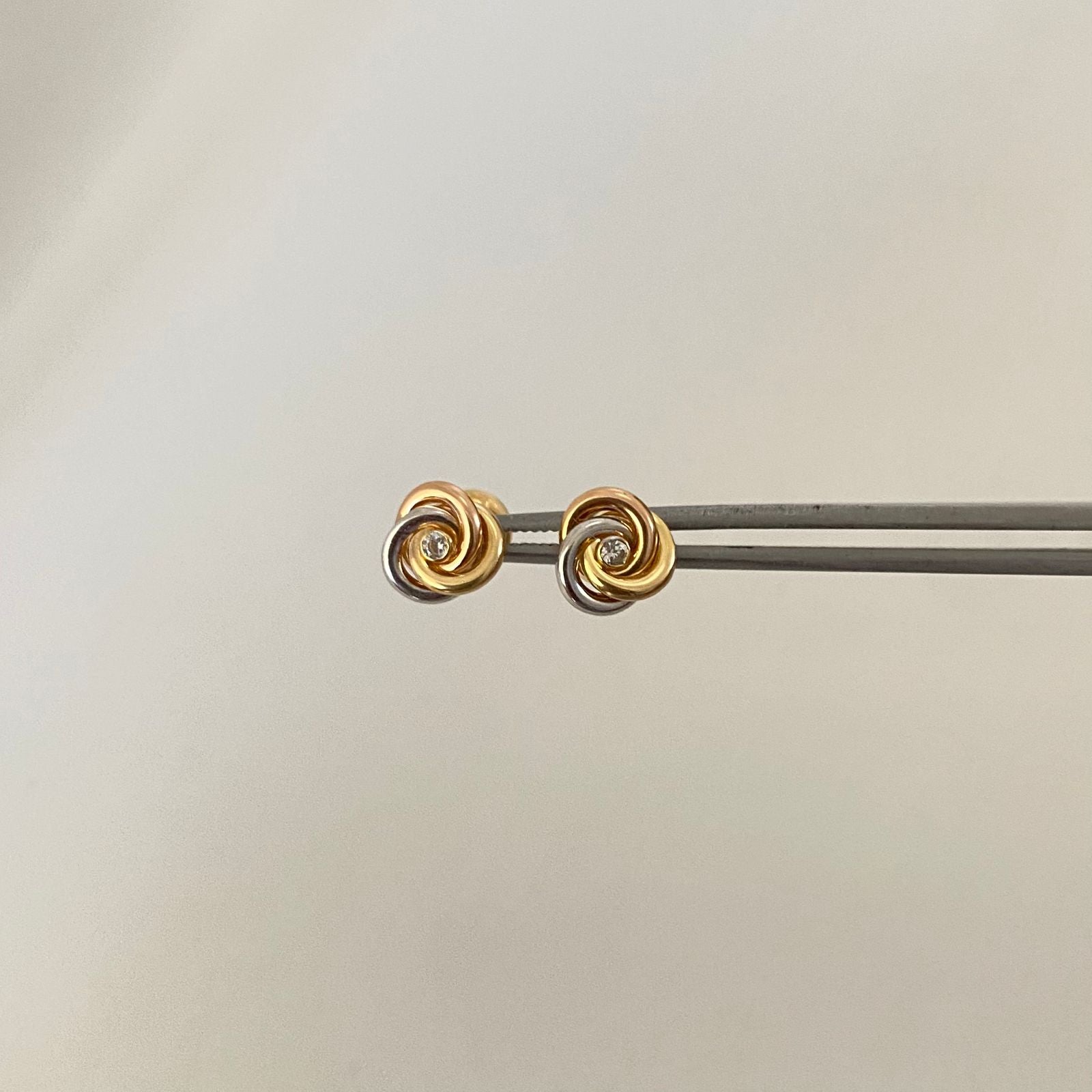 Topos flor punto circon Tres oros 18k 0,85 Gr / 7,25 mm