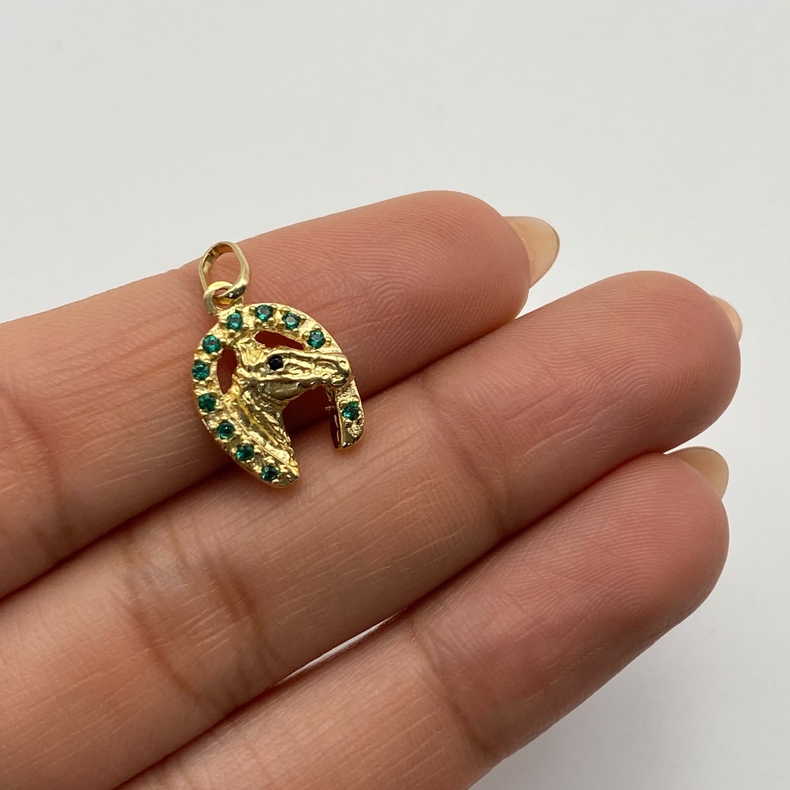Dije Herradura y caballo circones verdes Oro amarillo 18k 1,9 Gr / 11,5 mm / 2 Cm