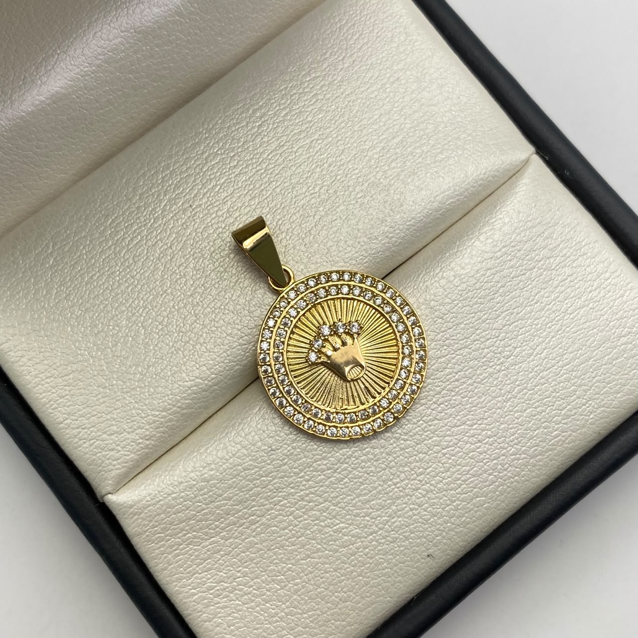 Dije Corona rx circones blancos Oro amarillo 18k 3,25 Gr / 18,4 mm / 2,5 Cm