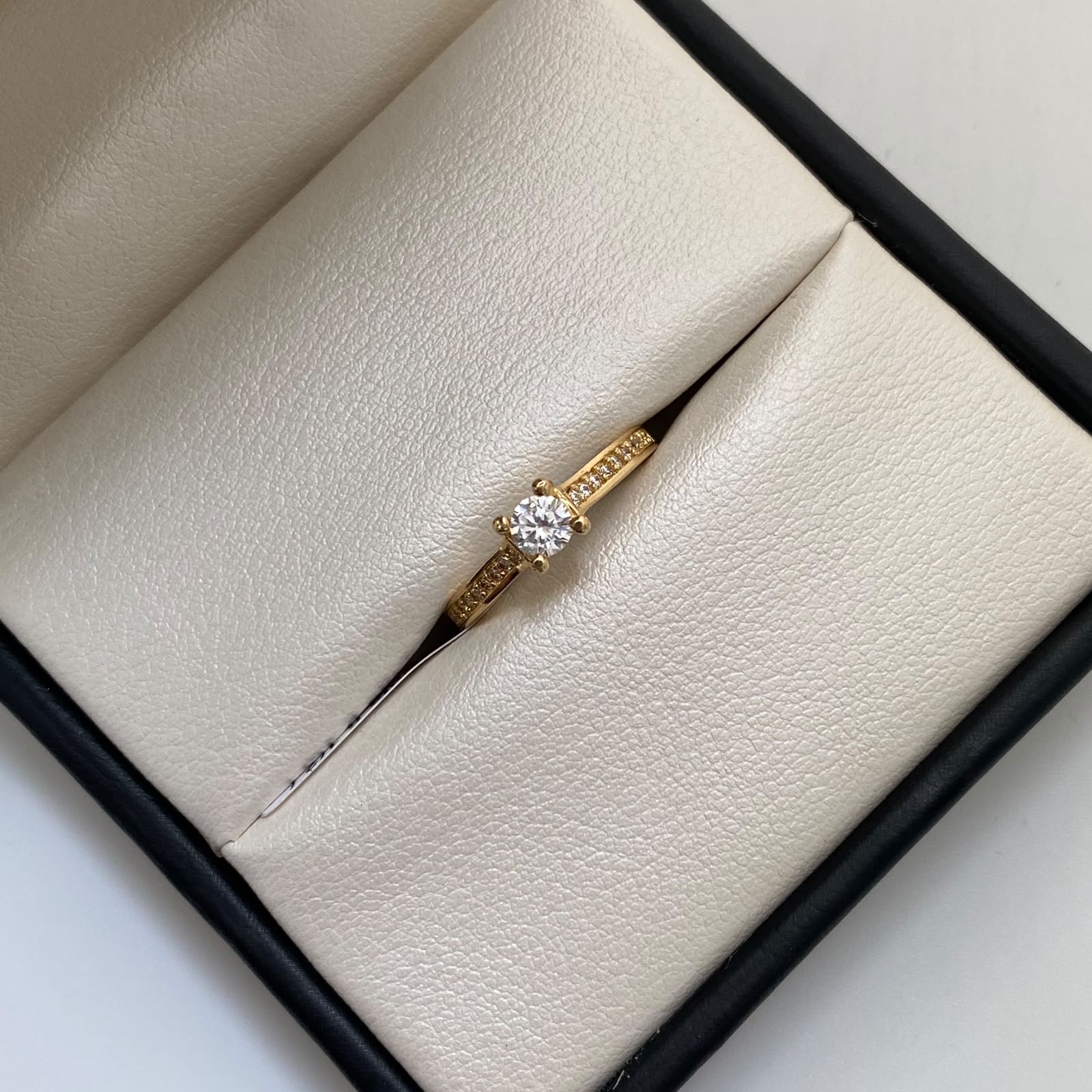 Anillo Solitario Oro amarillo 18k / Talla 5 1/2 / 2,55 Gr / 1,9 mm